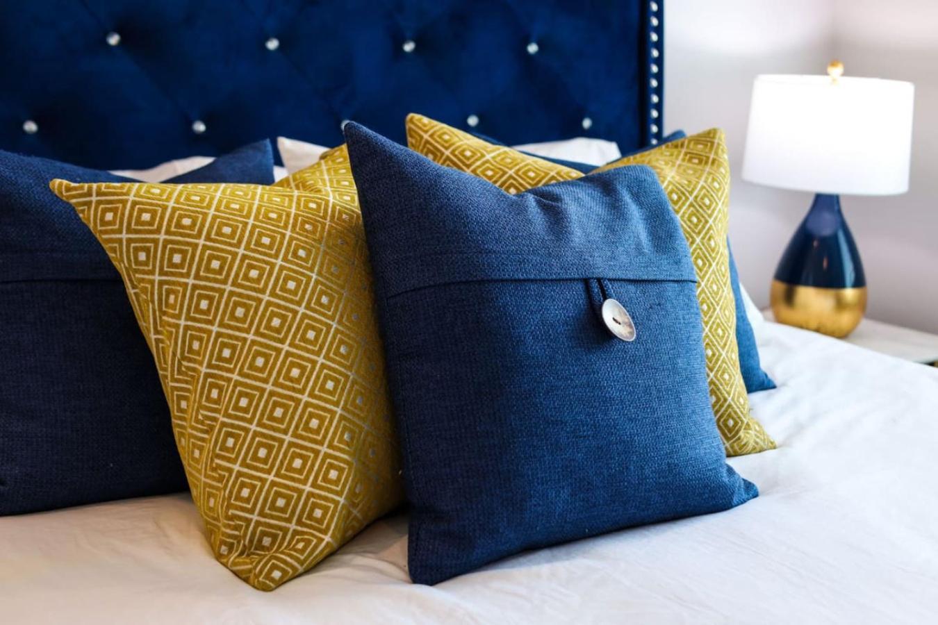 Two Townhomes- Rooftop Lounges- Hot Tub- Game Holiday home *