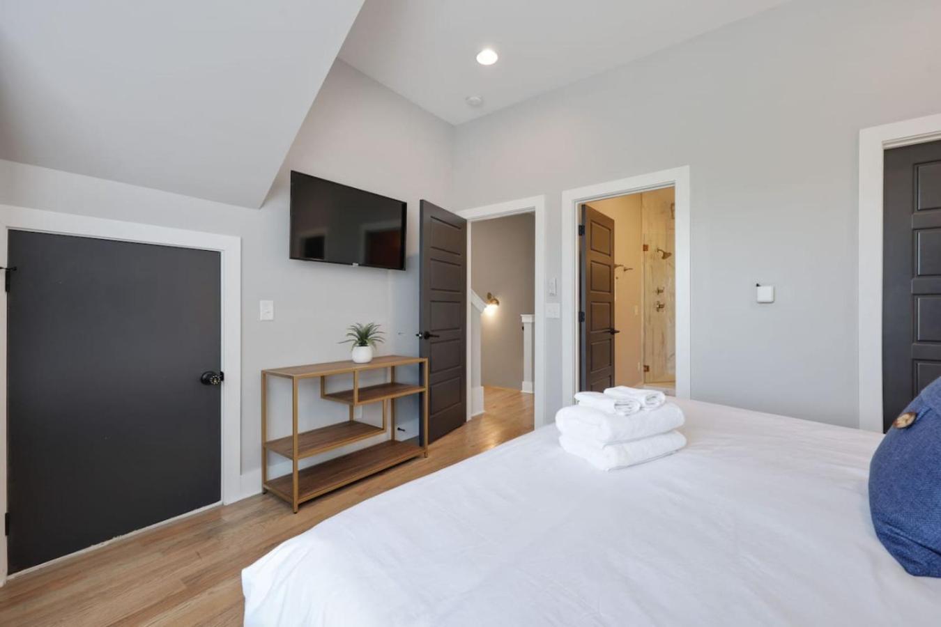 Holiday home Two Townhomes- Rooftop Lounges- Hot Tub- Game *