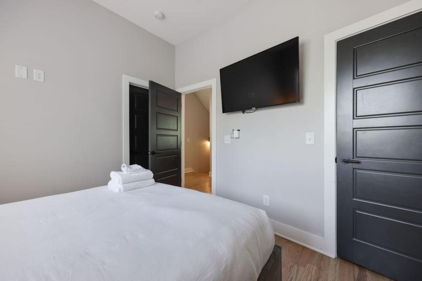 Two Townhomes- Rooftop Lounges- Hot Tub- Game *