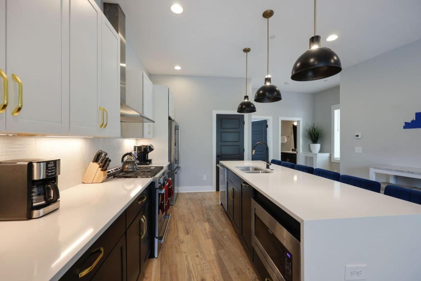 Two Townhomes- Rooftop Lounges- Hot Tub- Game Holiday home