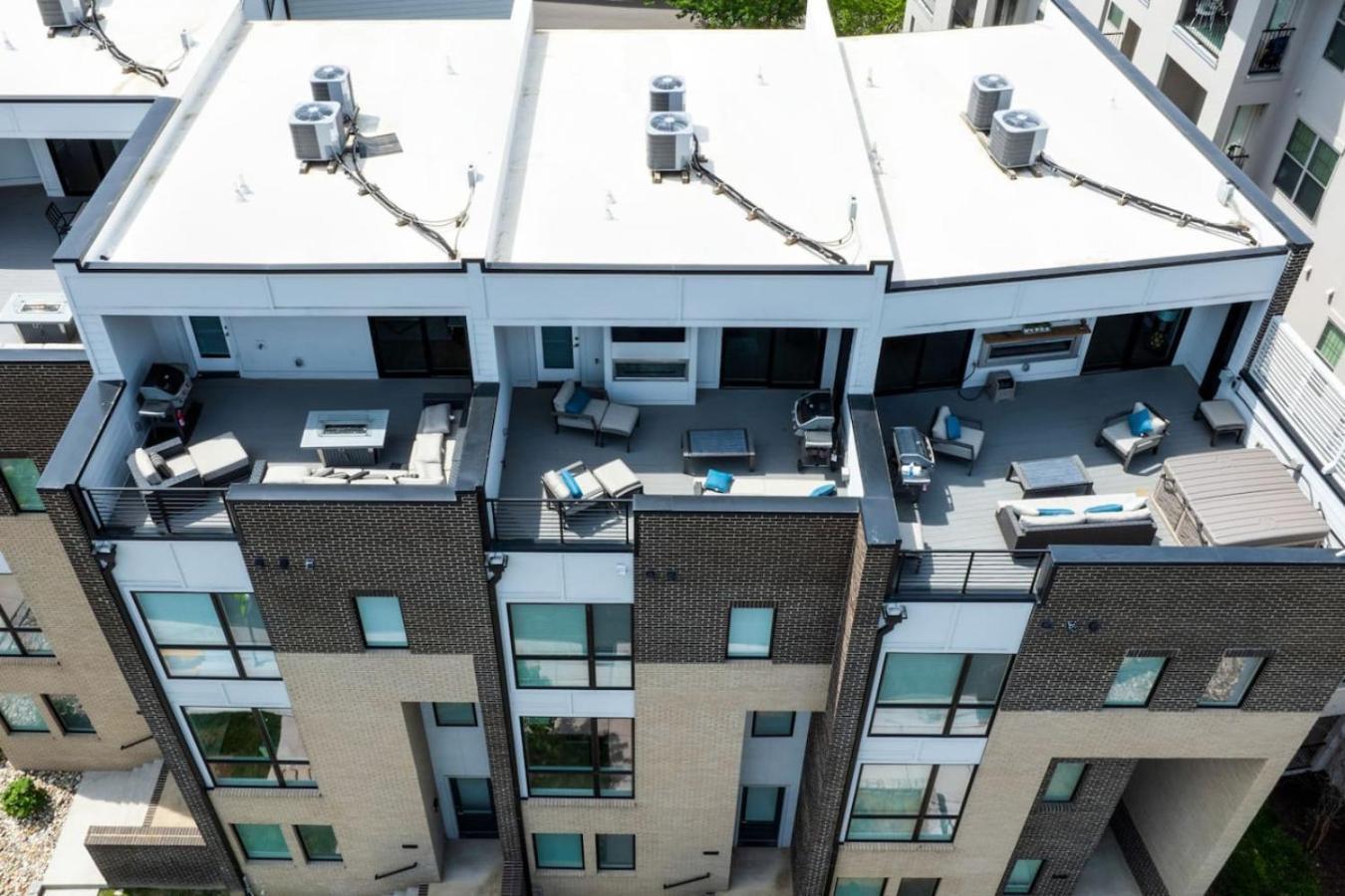 Two Townhomes- Rooftop Lounges- Hot Tub- Game Holiday home *