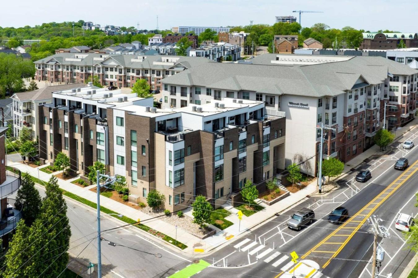 Two Townhomes- Rooftop Lounges- Hot Tub- Game Holiday home *