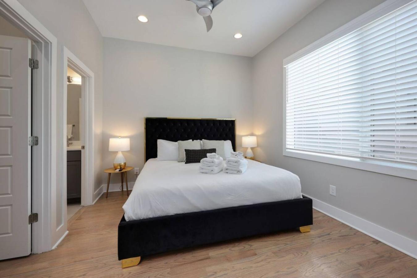 Two Townhomes- Rooftop Lounges- Hot Tub- Game Holiday home *