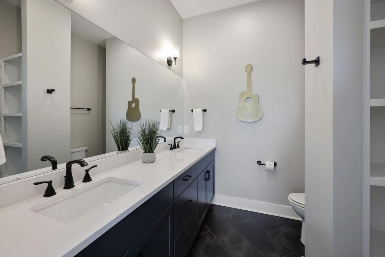 Two Townhomes- Rooftop Lounges- Hot Tub- Game Holiday home Nashville