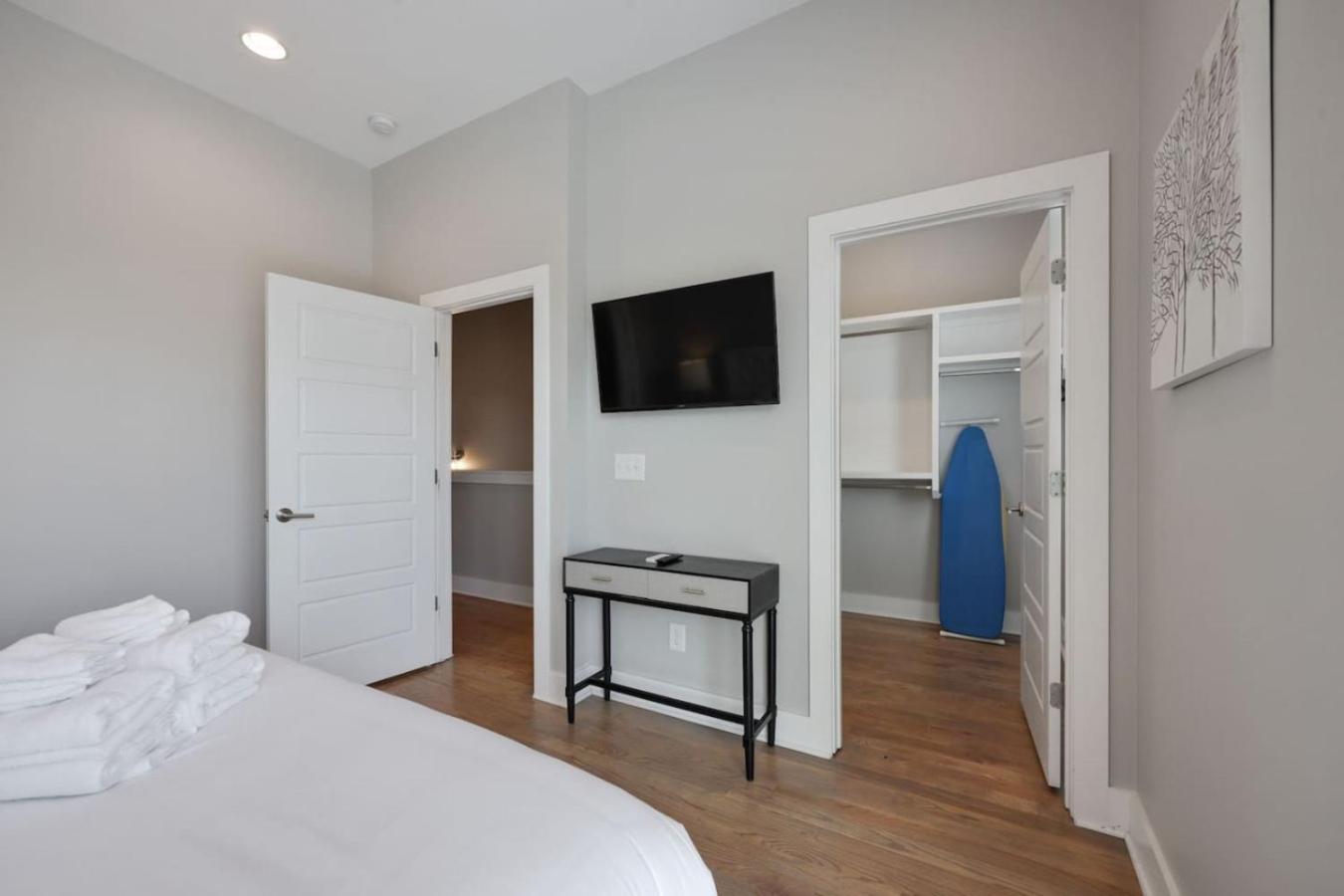 Two Townhomes- Rooftop Lounges- Hot Tub- Game