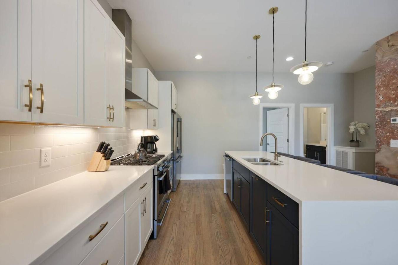 Two Townhomes- Rooftop Lounges- Hot Tub- Game Holiday home