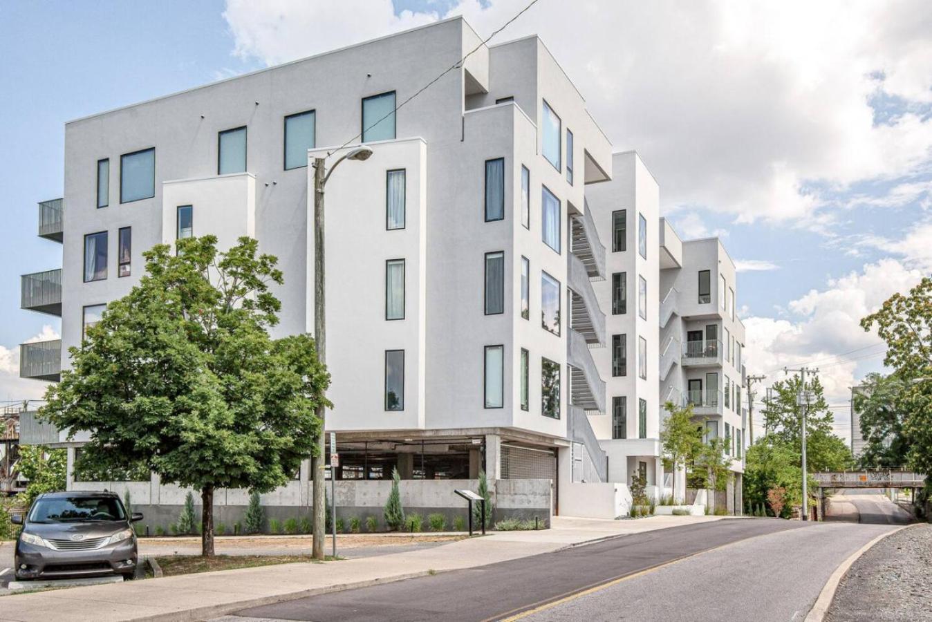 Holiday home Luxury Riverview With Patio Walk To Broadway