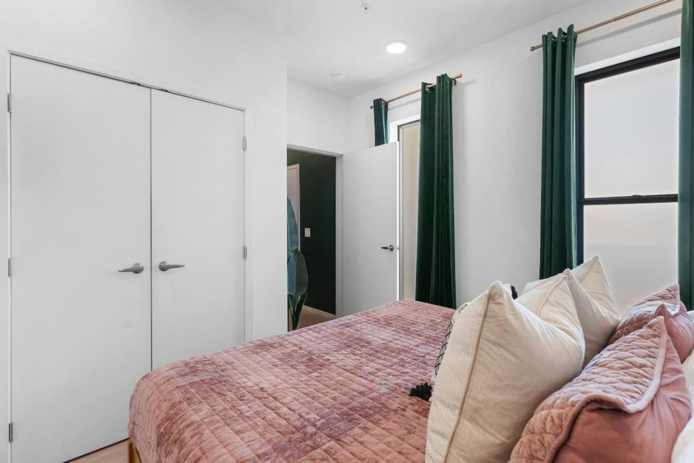 Luxury Riverview With Patio Walk To Broadway Holiday home