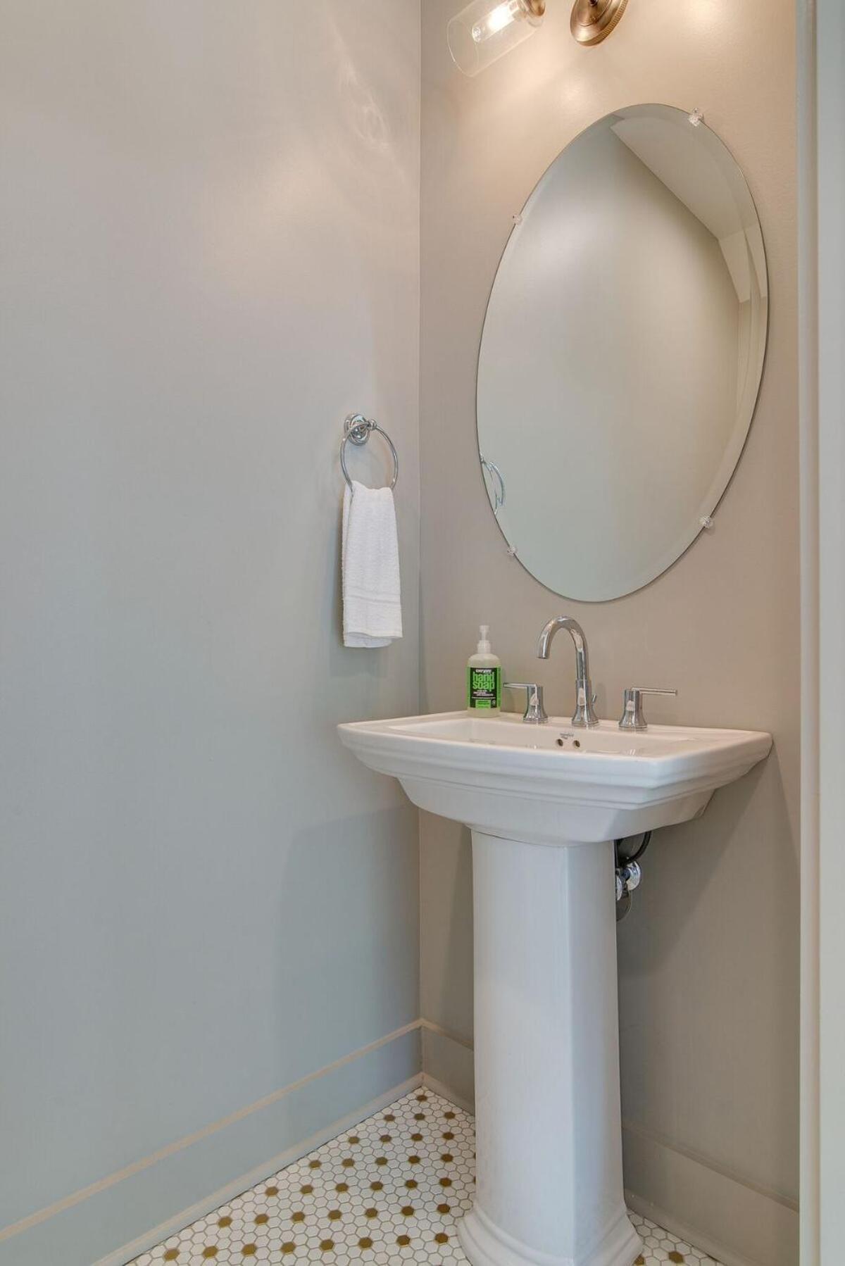Stylish East For 10 *