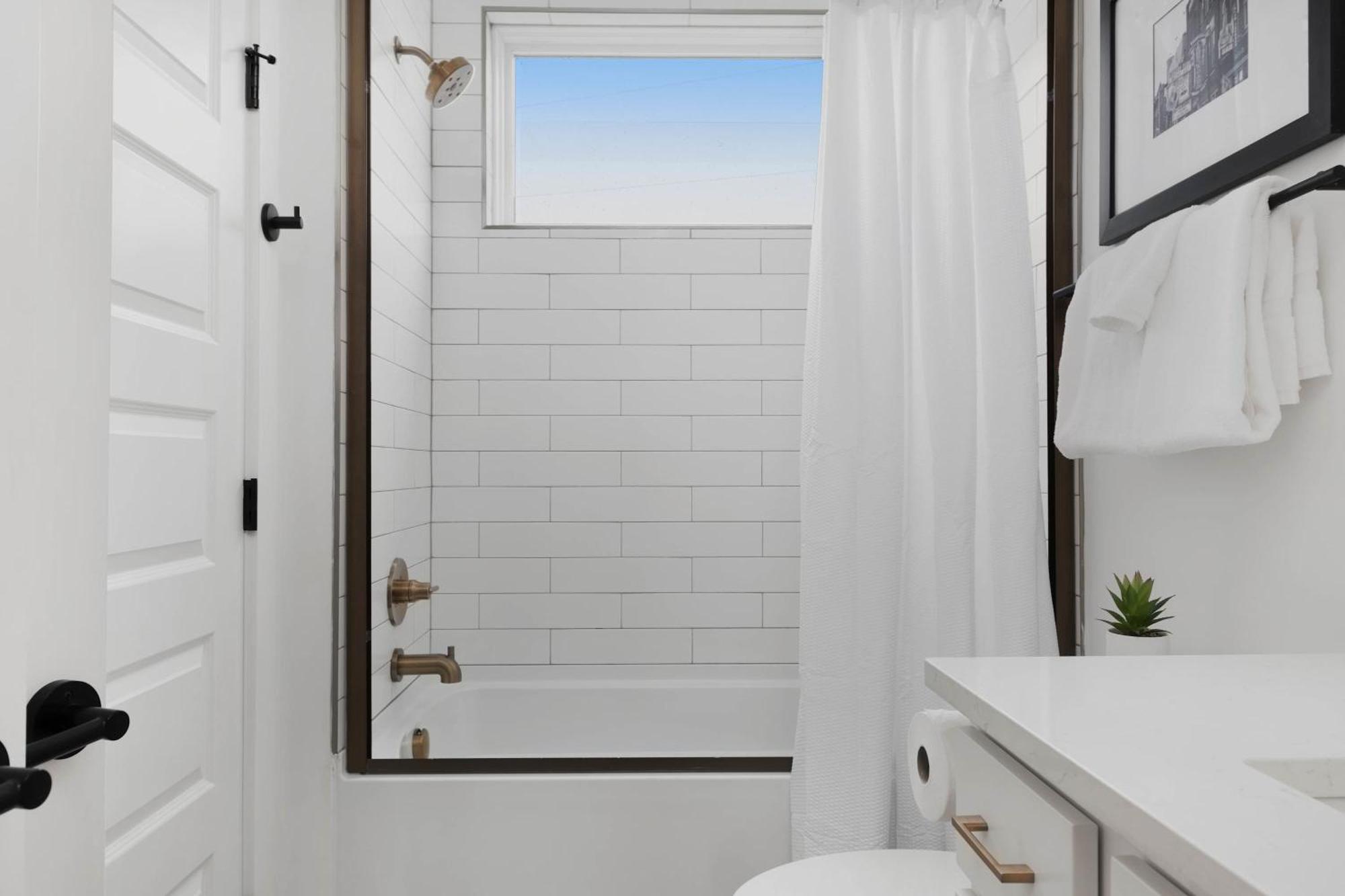 The Iris - Rooftop Patio 2 Miles To Broadway Holiday home *