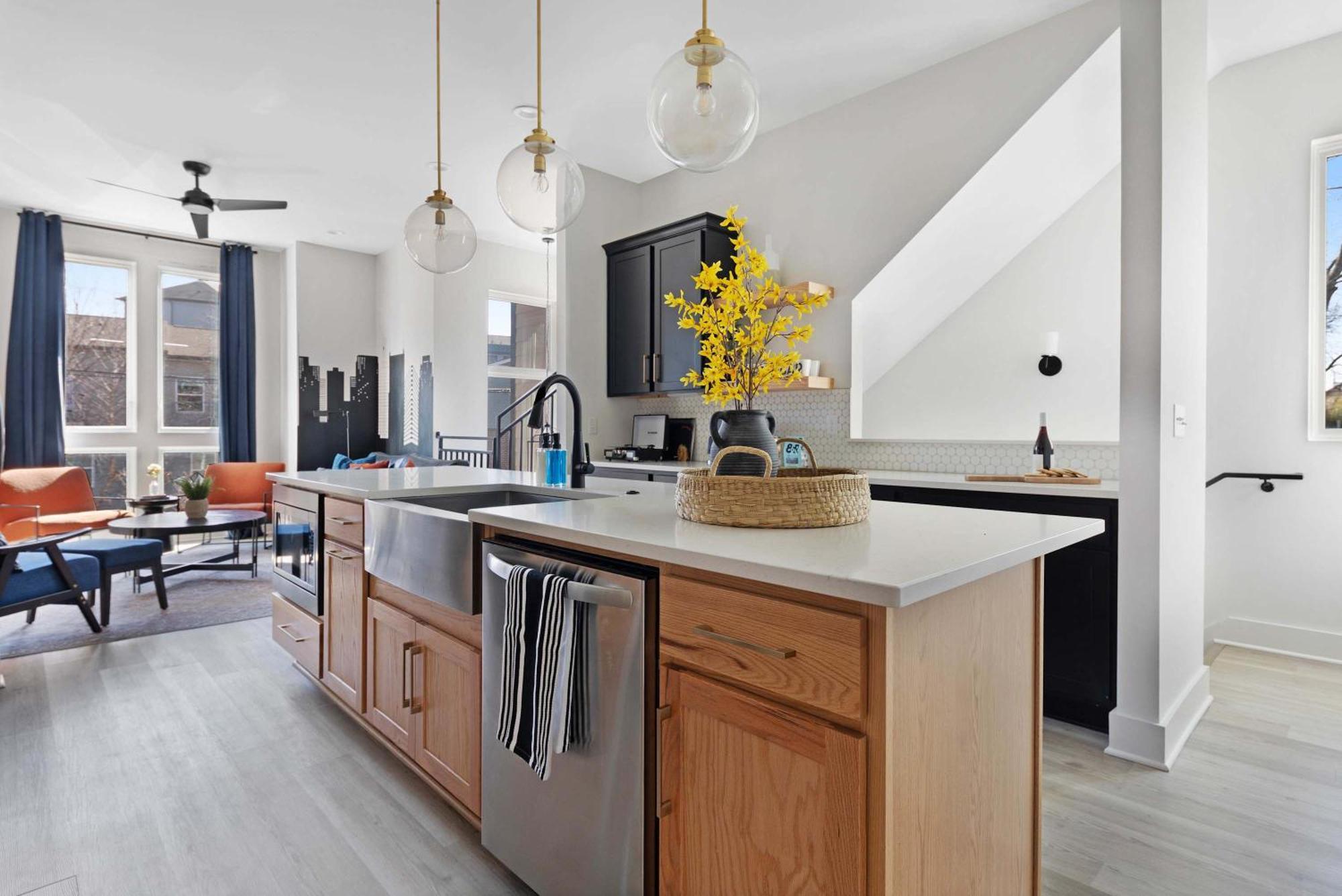 The Camellia - Rooftop Patio & Dog Friendly! *