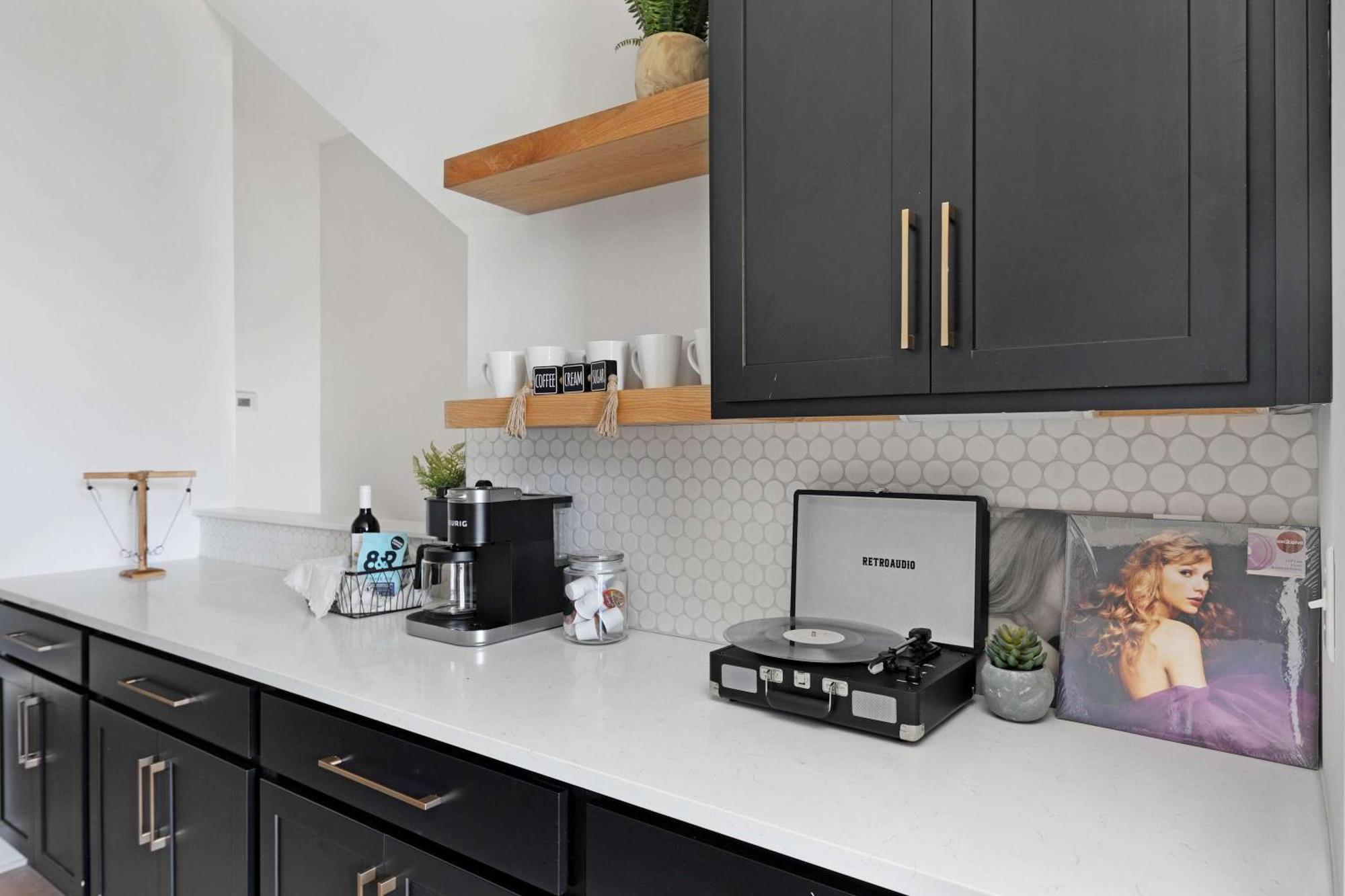 The Sunflower - 2 Mile To Broadway & Rooftop Patio Holiday home