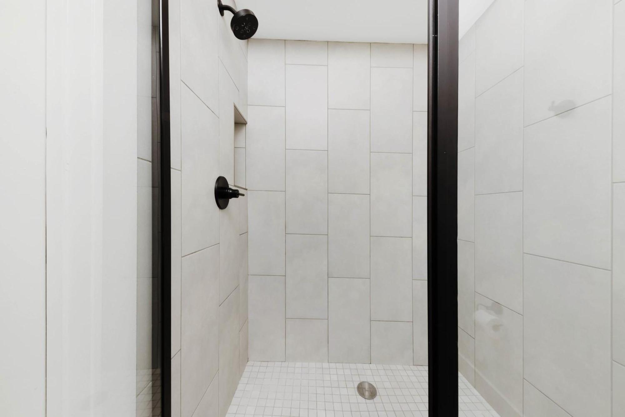 The Sunflower - 2 Mile To Broadway & Rooftop Patio Holiday home