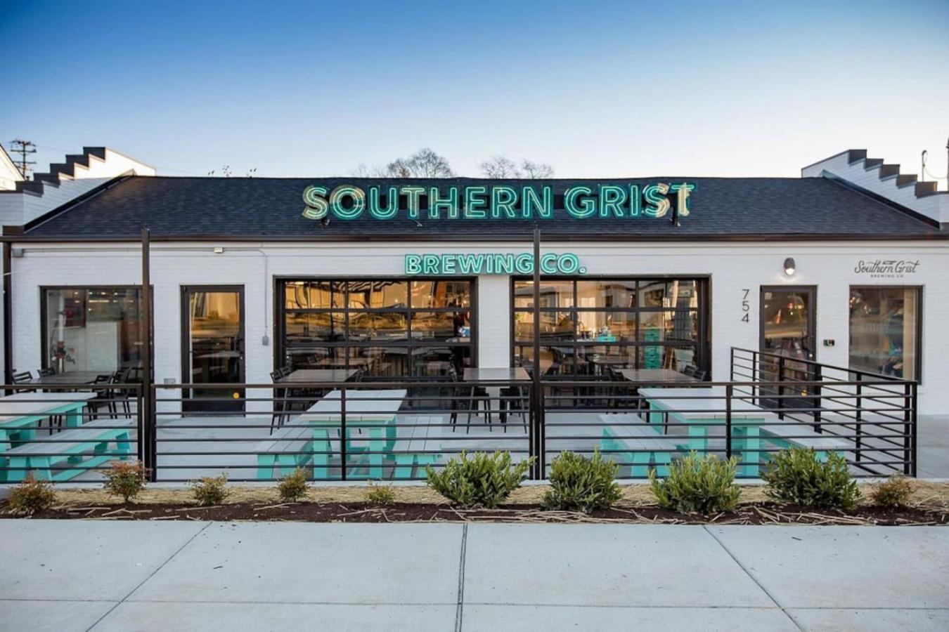 Holiday home 24k Escape - Rooftop Oasis, 3 Miles To Broadway!