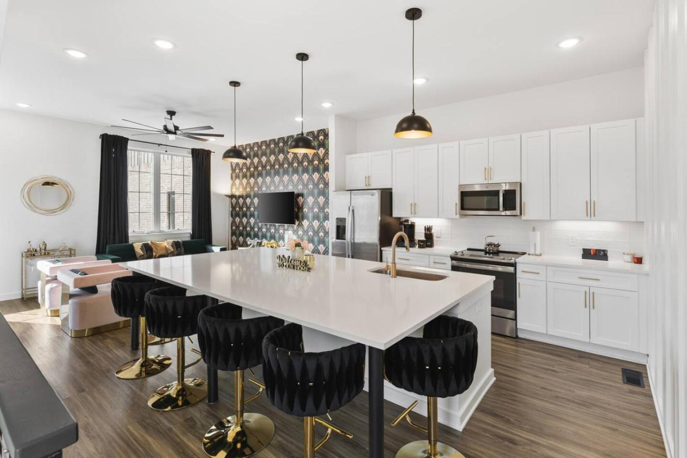 24k Escape - Rooftop Oasis, 3 Miles To Broadway! Holiday home