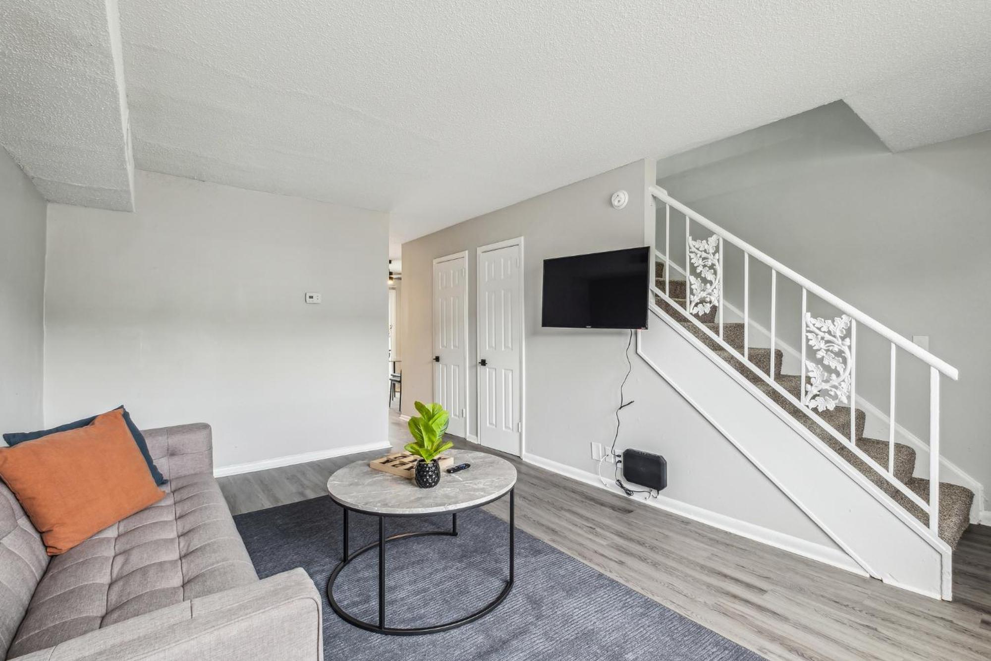 Brentwood U9 I Cozy & Comfy I 2bd I Free Parking