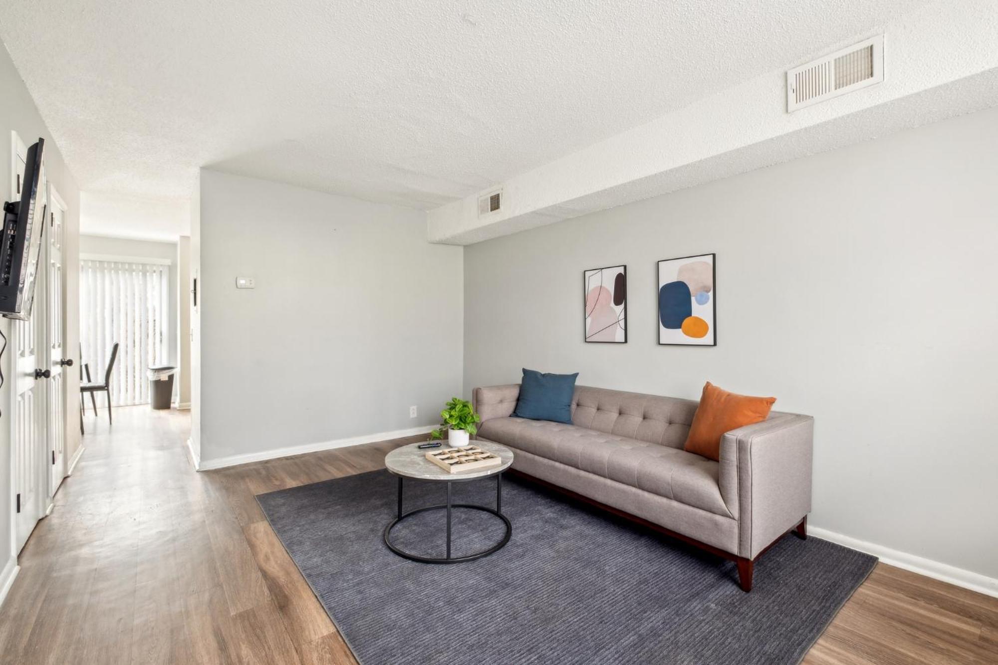 Brentwood U2 I Cozy & Comfy I 2bd I Free Parking Apartment *