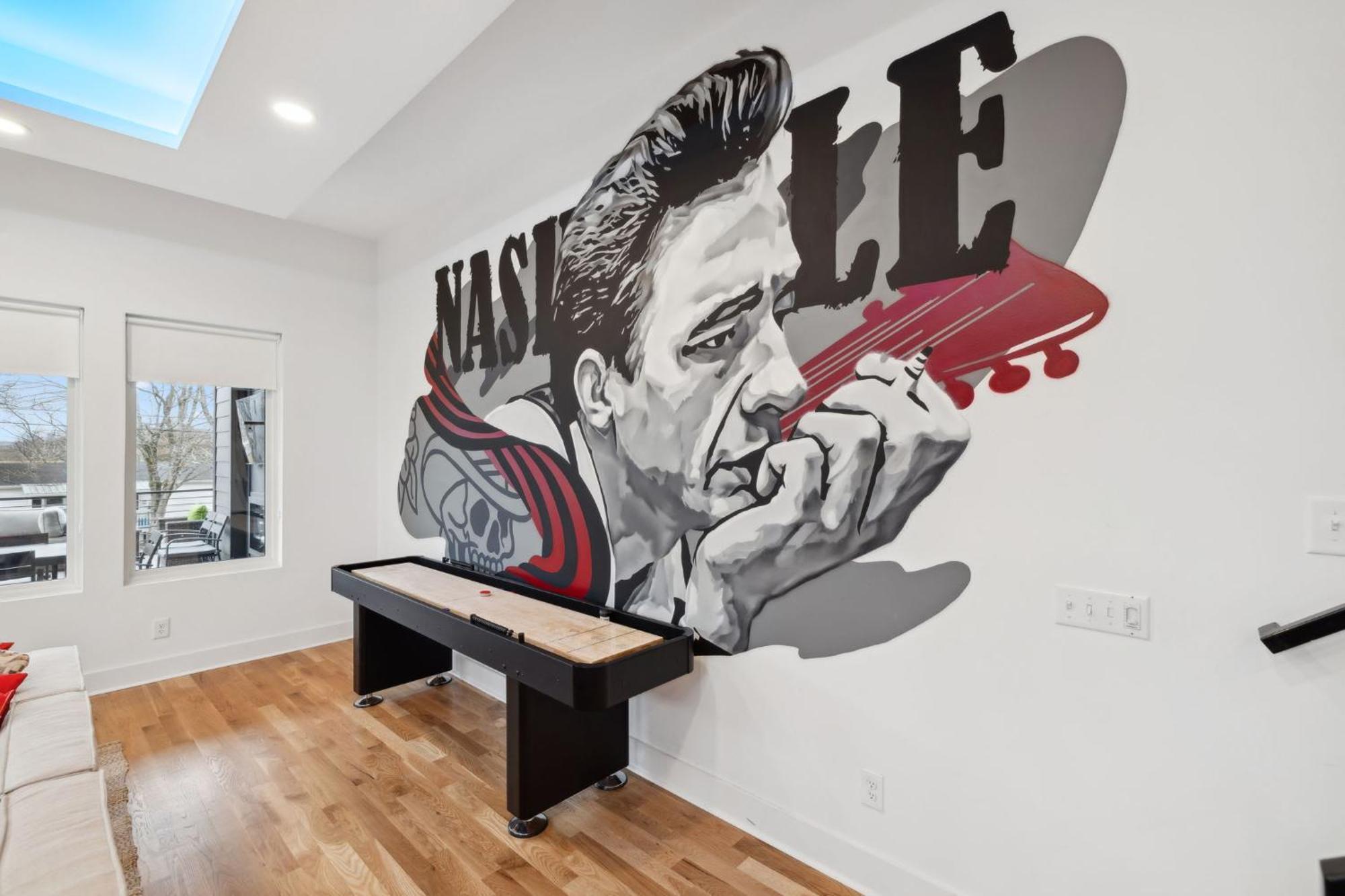 Stylish Multi-level Retreat Rooftop & Pool Table * Nashville