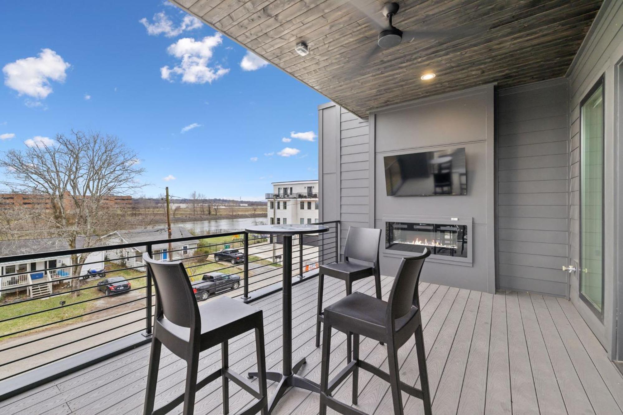New Modern Multi-level Pooltable & Rooftop Holiday home Nashville