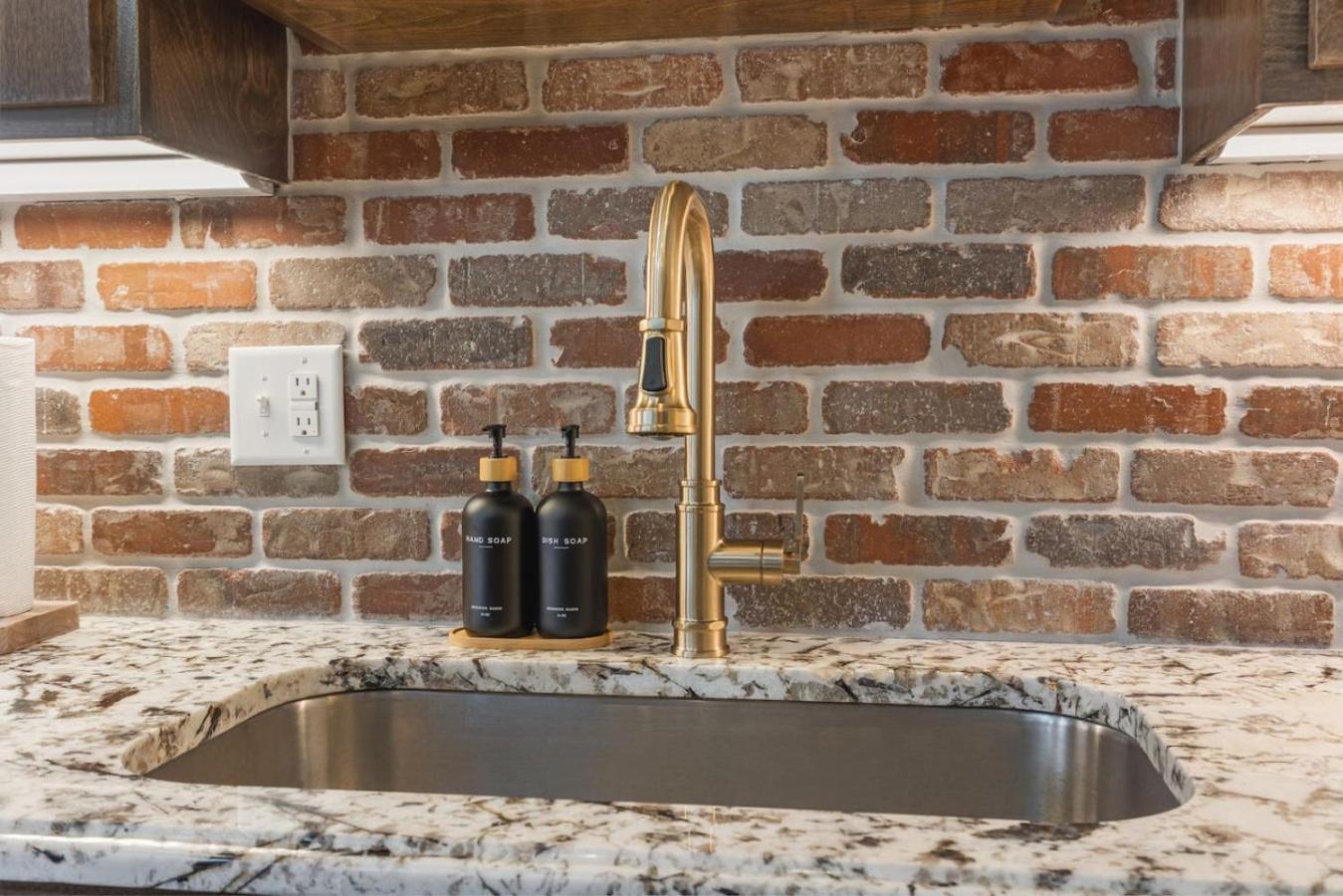 Rustic Western - Walk To Bars, Coffee And Restaurants