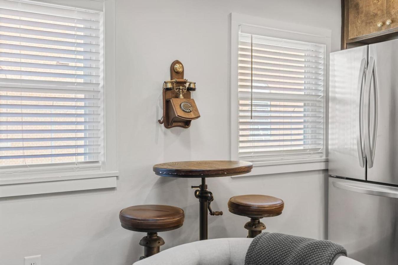 Rustic Western - Walk To Bars, Coffee And Restaurants Holiday home