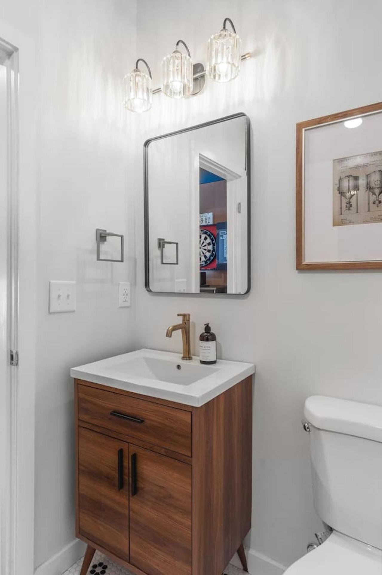 Rustic Western - Walk To Bars, Coffee And Restaurants Holiday home *