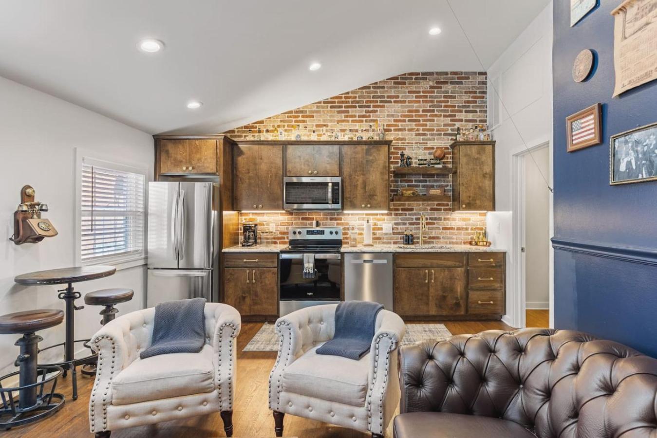 Rustic Western - Walk To Bars, Coffee And Restaurants Holiday home