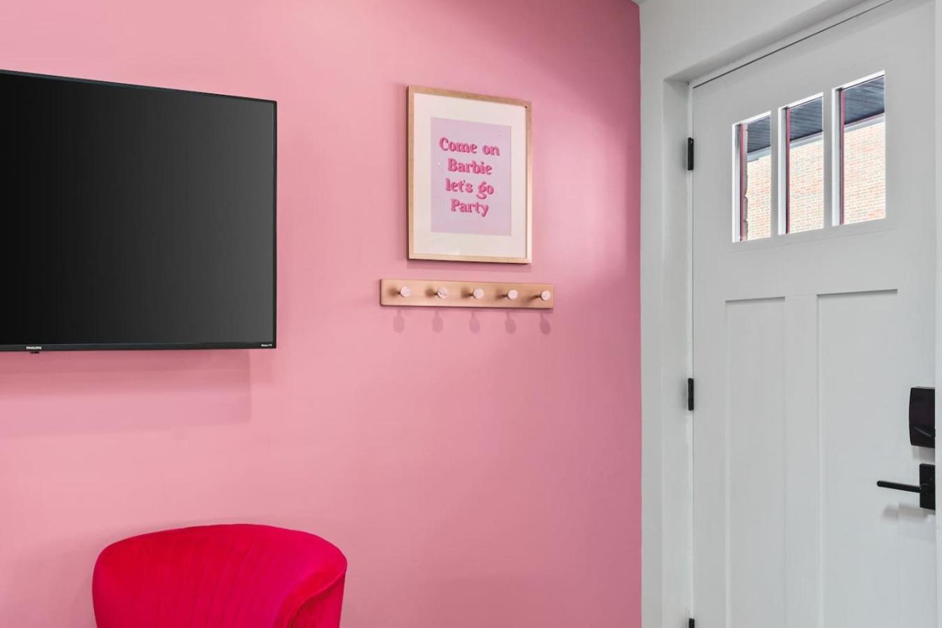 Barbie Dream - Near Restaurants, Coffee And Bar Nashville