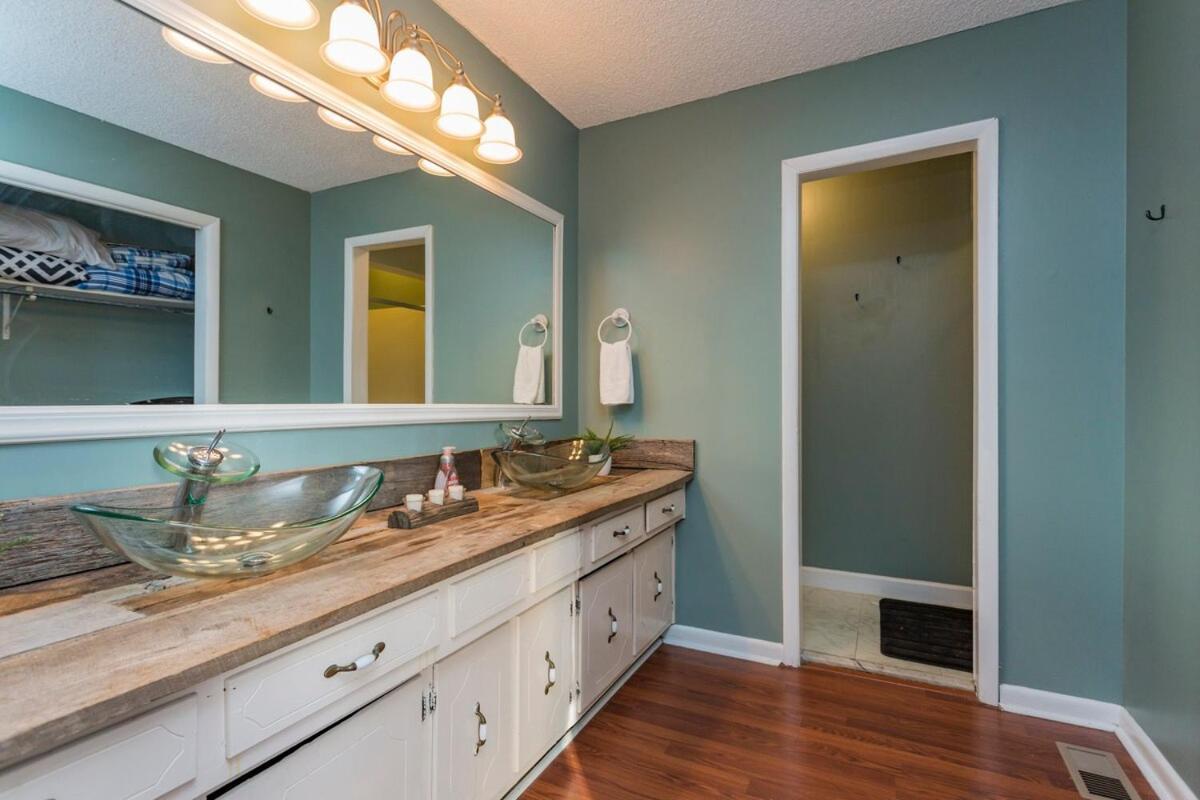 8 Beds! Spacious Abode Ideal For Larger Groups! Nashville