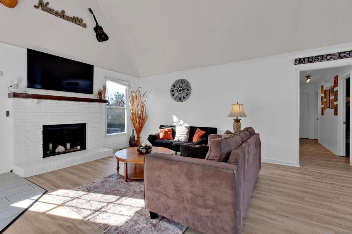 8 Beds! Spacious Abode Ideal For Larger Groups! Holiday home Nashville