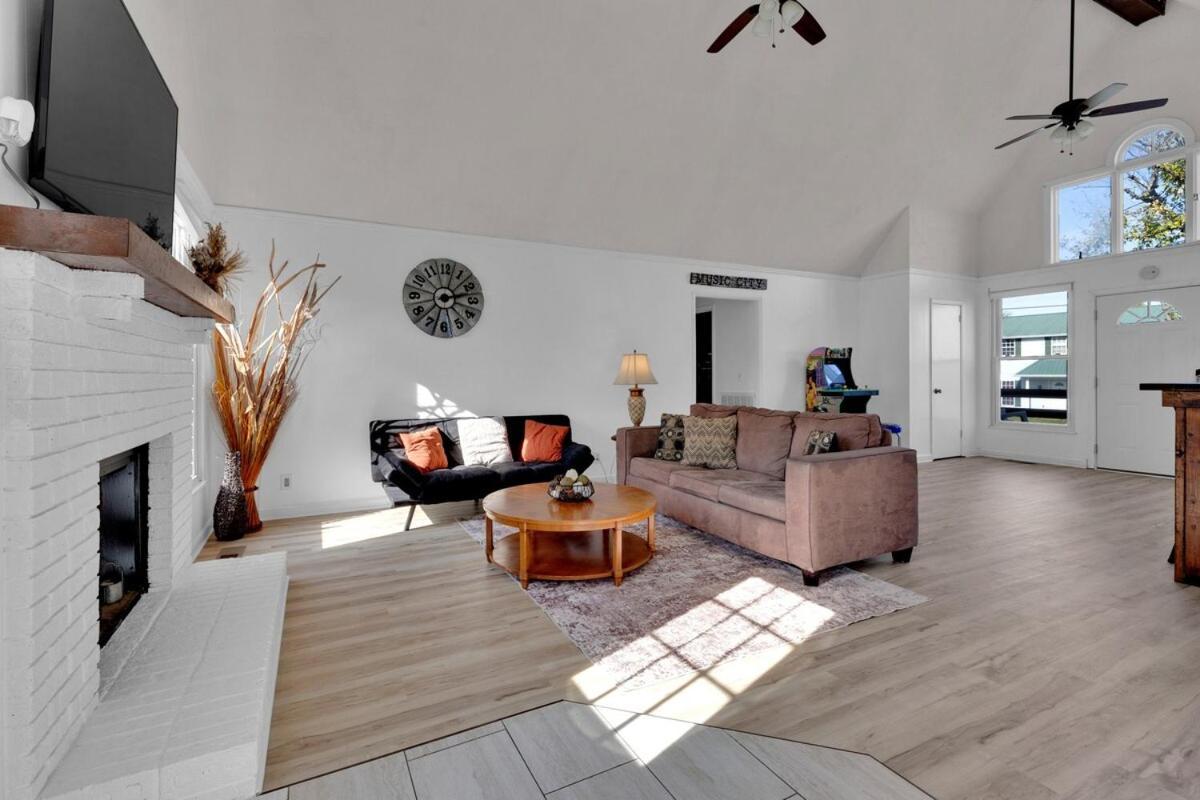 8 Beds! Spacious Abode Ideal For Larger Groups!