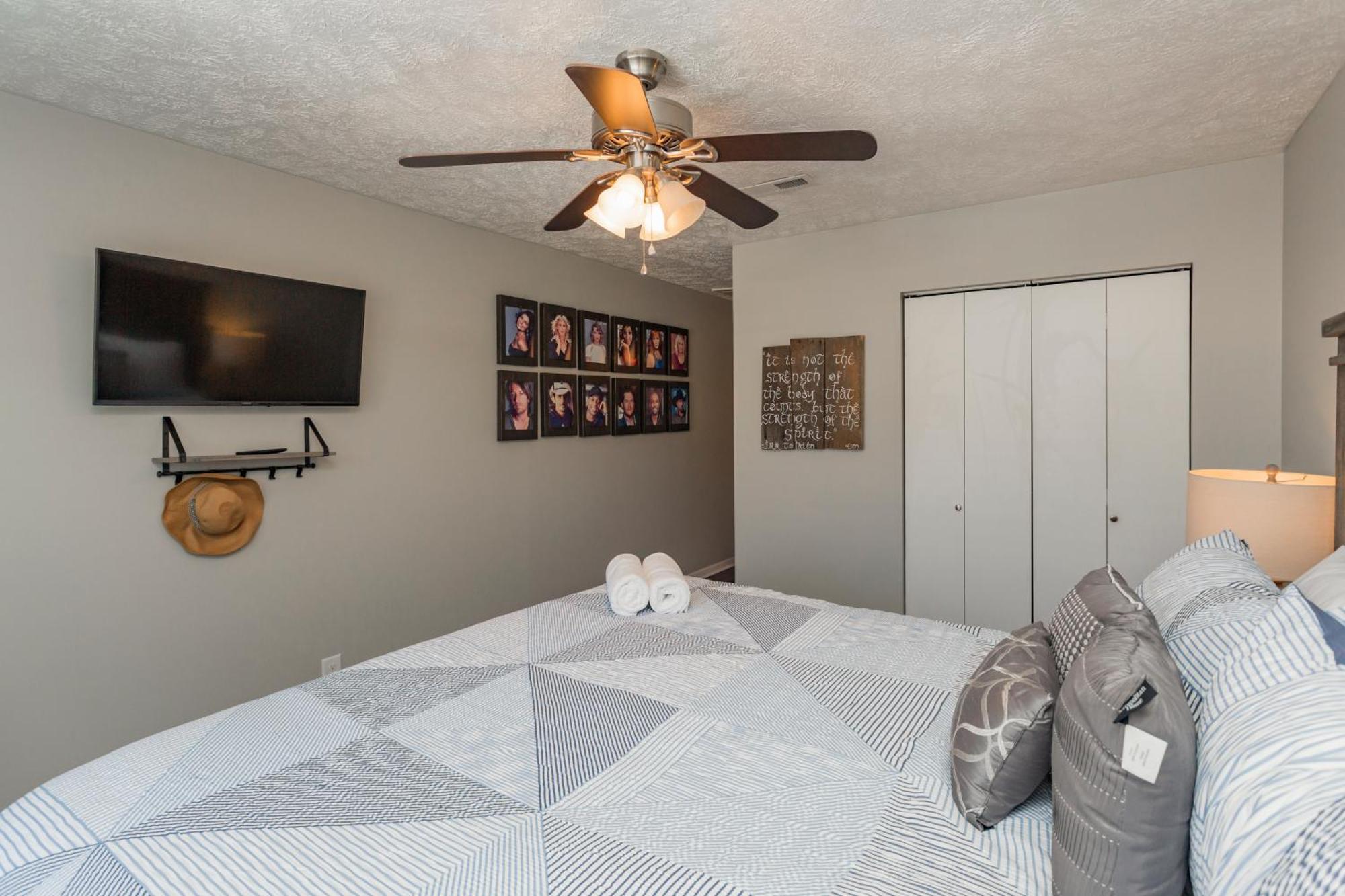 Holiday home Looby Location- Charming 3br 10 Min To Downtown