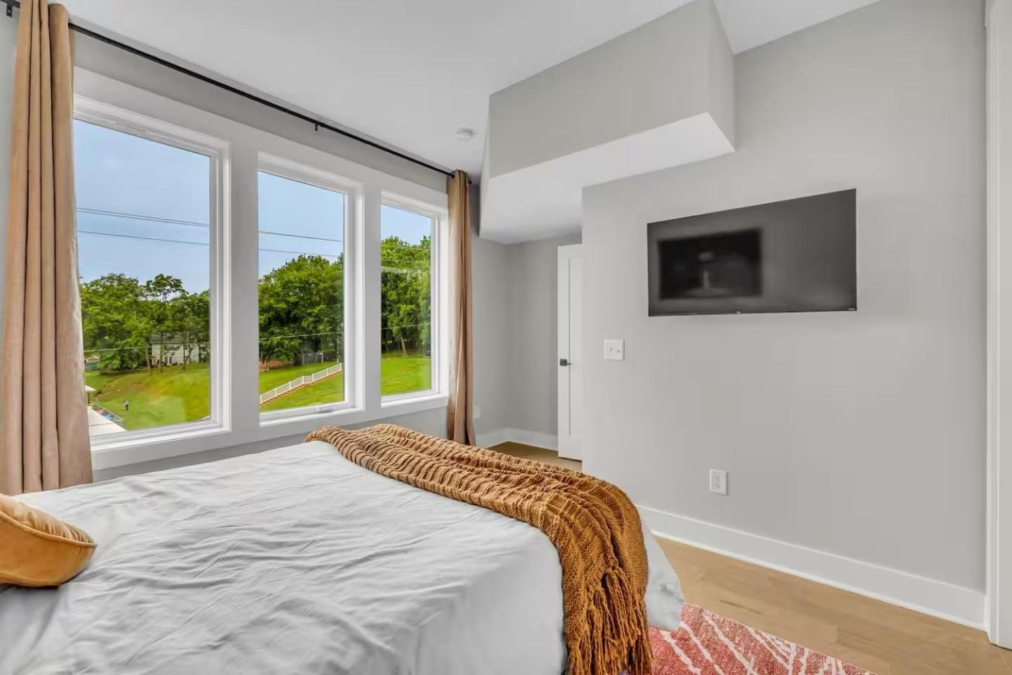 Four Bedroom In Oceola Ave Apartment
