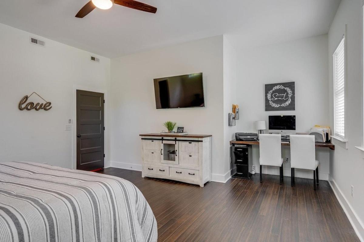 Lakeshore Luxury Near River With Hot Tub And Rooftop Deck Holiday home