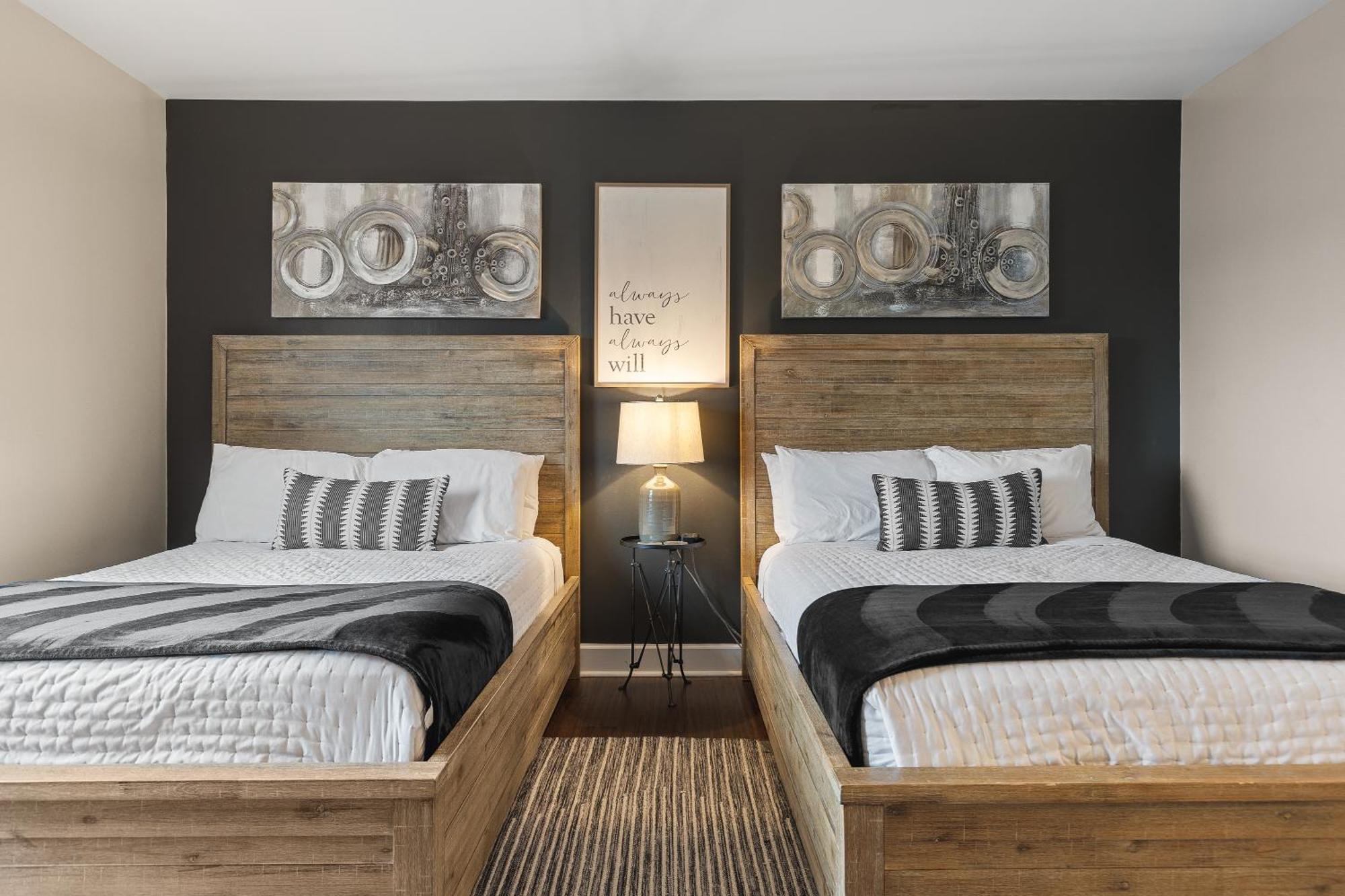 On Famous Music Row - Pool, Parking, Walk To Bars *