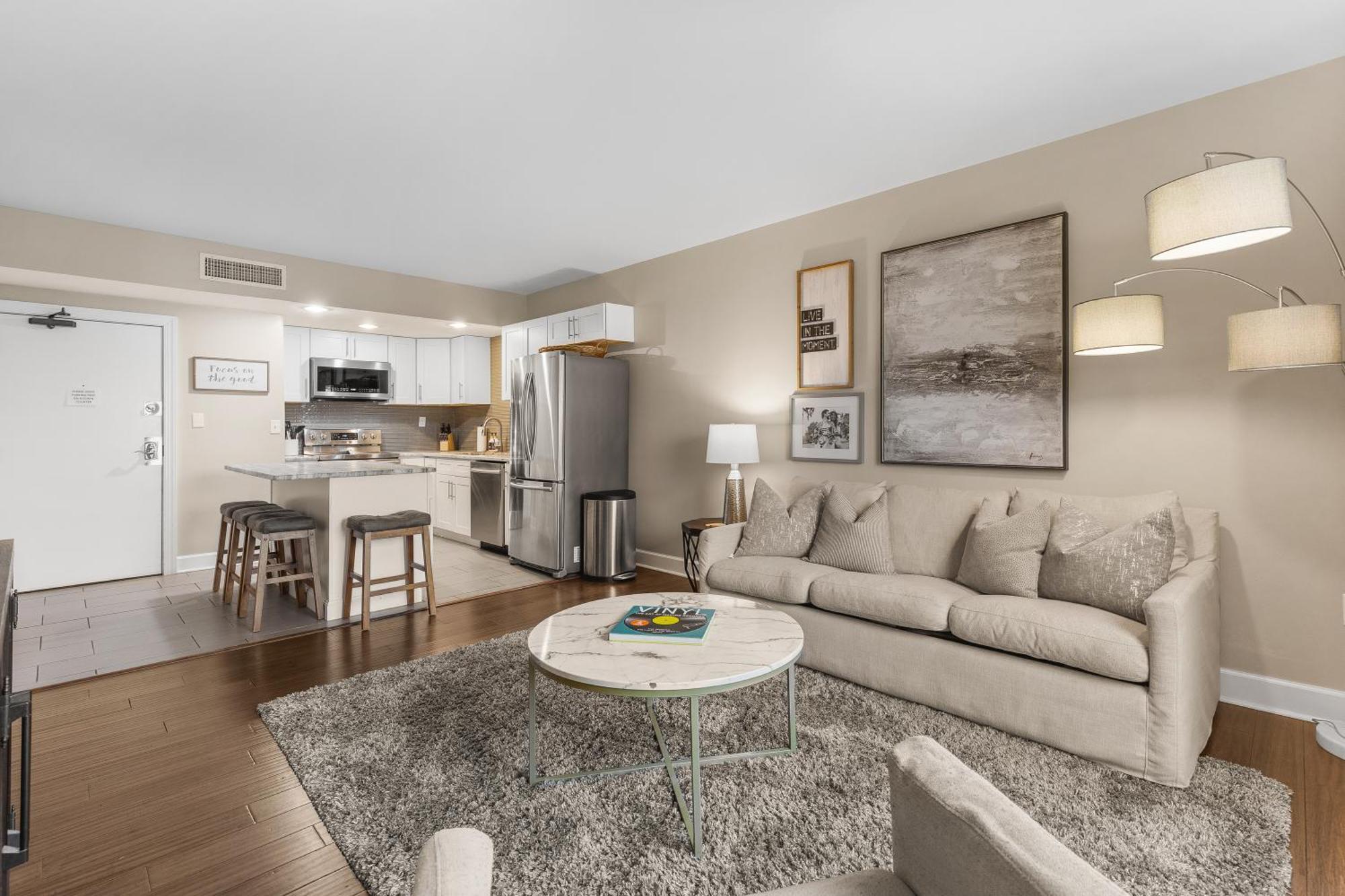 Holiday home On Famous Music Row - Pool, Parking, Walk To Bars