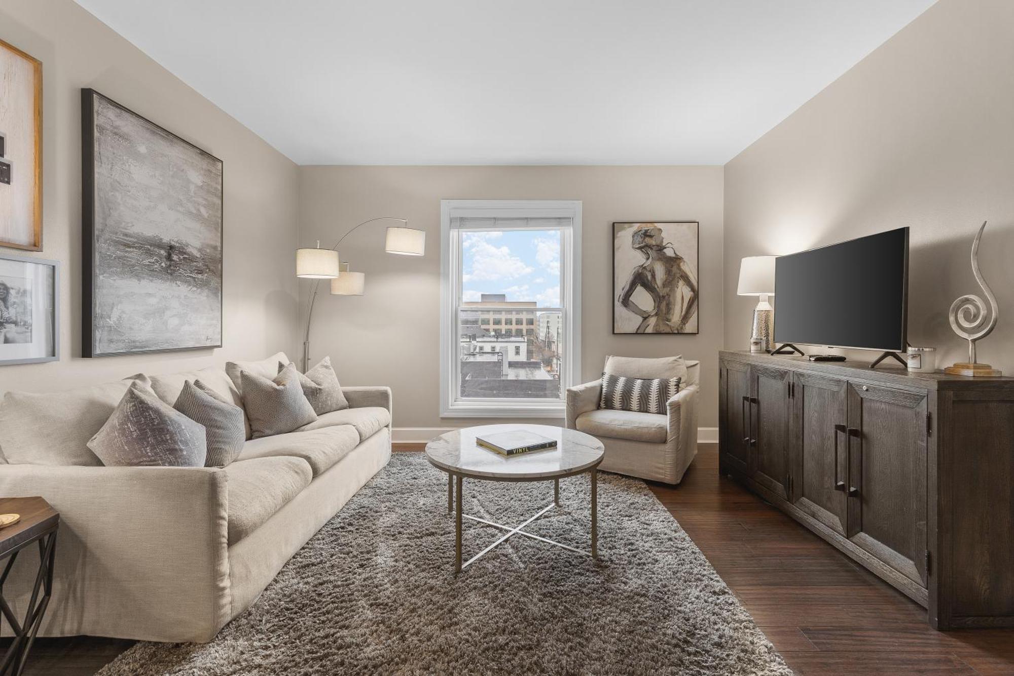 On Famous Music Row - Pool, Parking, Walk To Bars Holiday home *