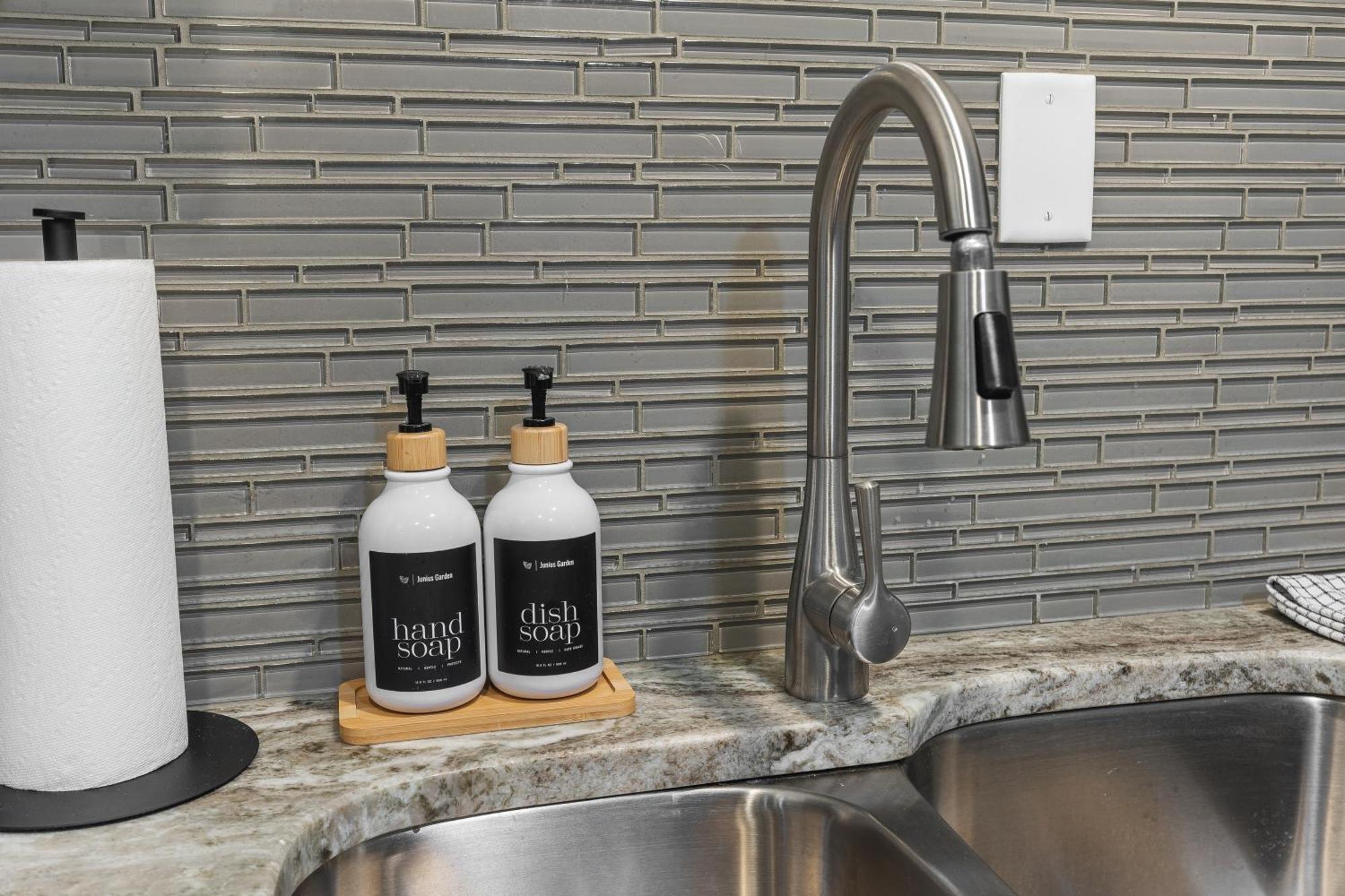 Holiday home On Famous Music Row - Pool, Parking, Walk To Bars *