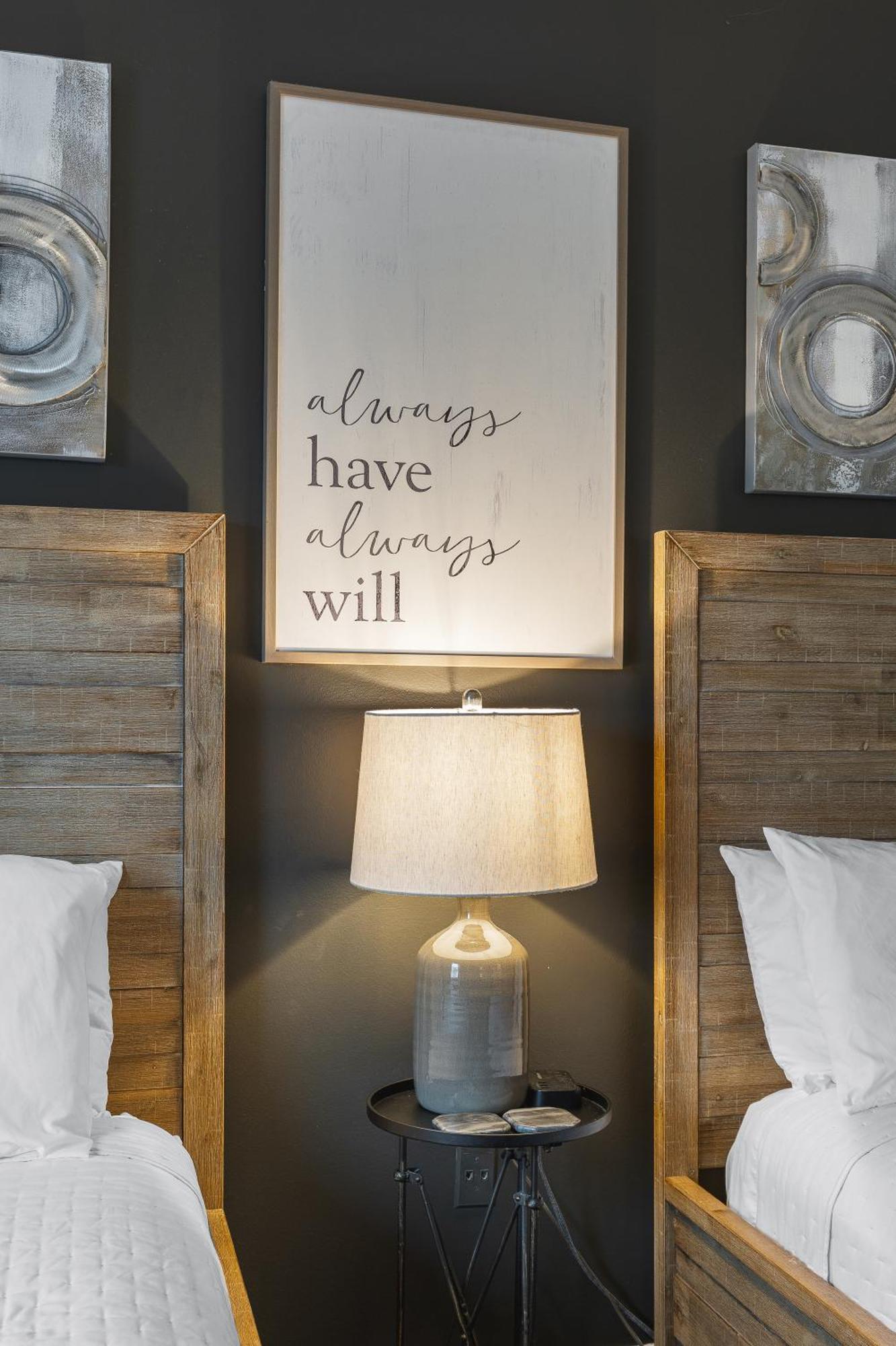 On Famous Music Row - Pool, Parking, Walk To Bars *