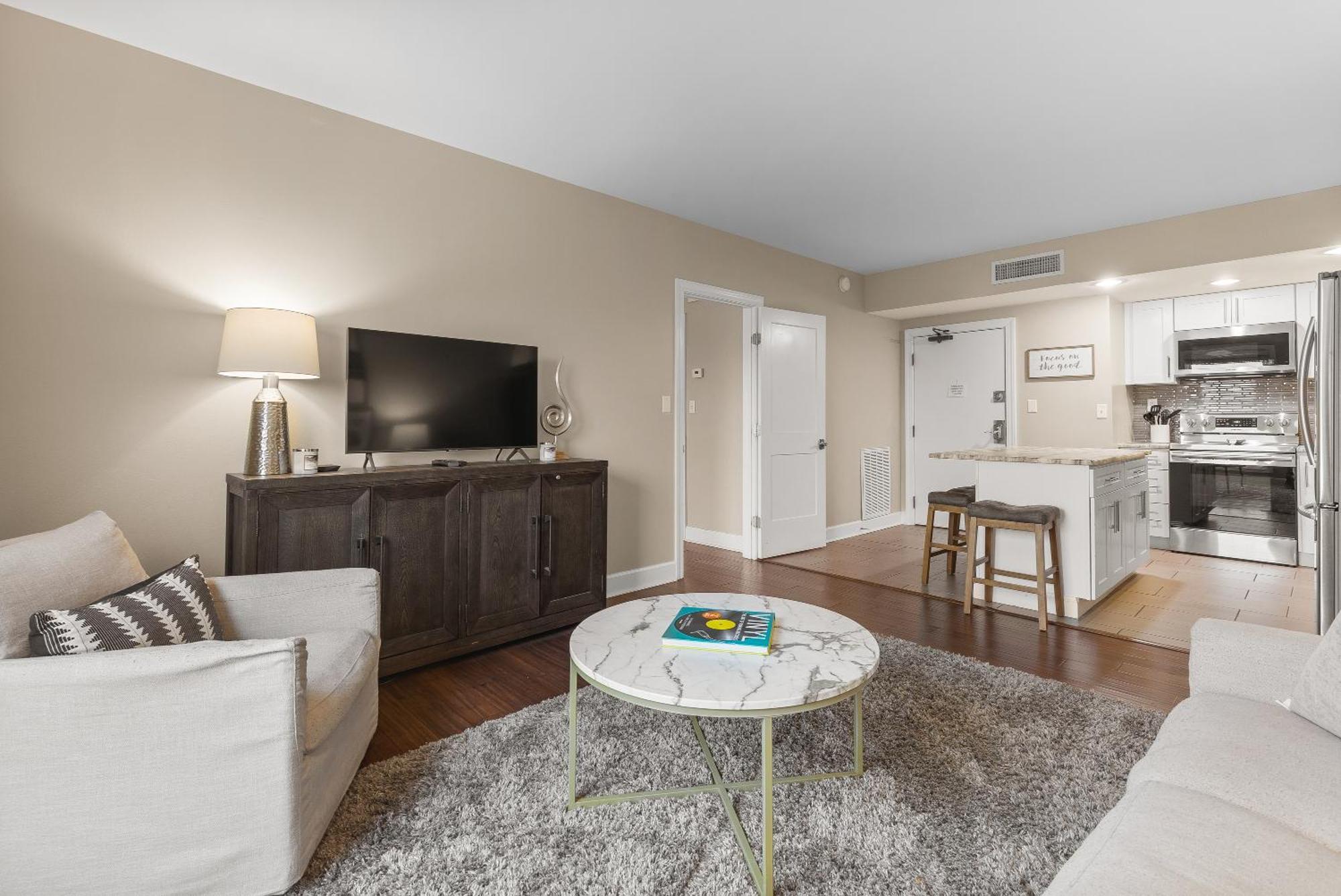 On Famous Music Row - Pool, Parking, Walk To Bars Holiday home