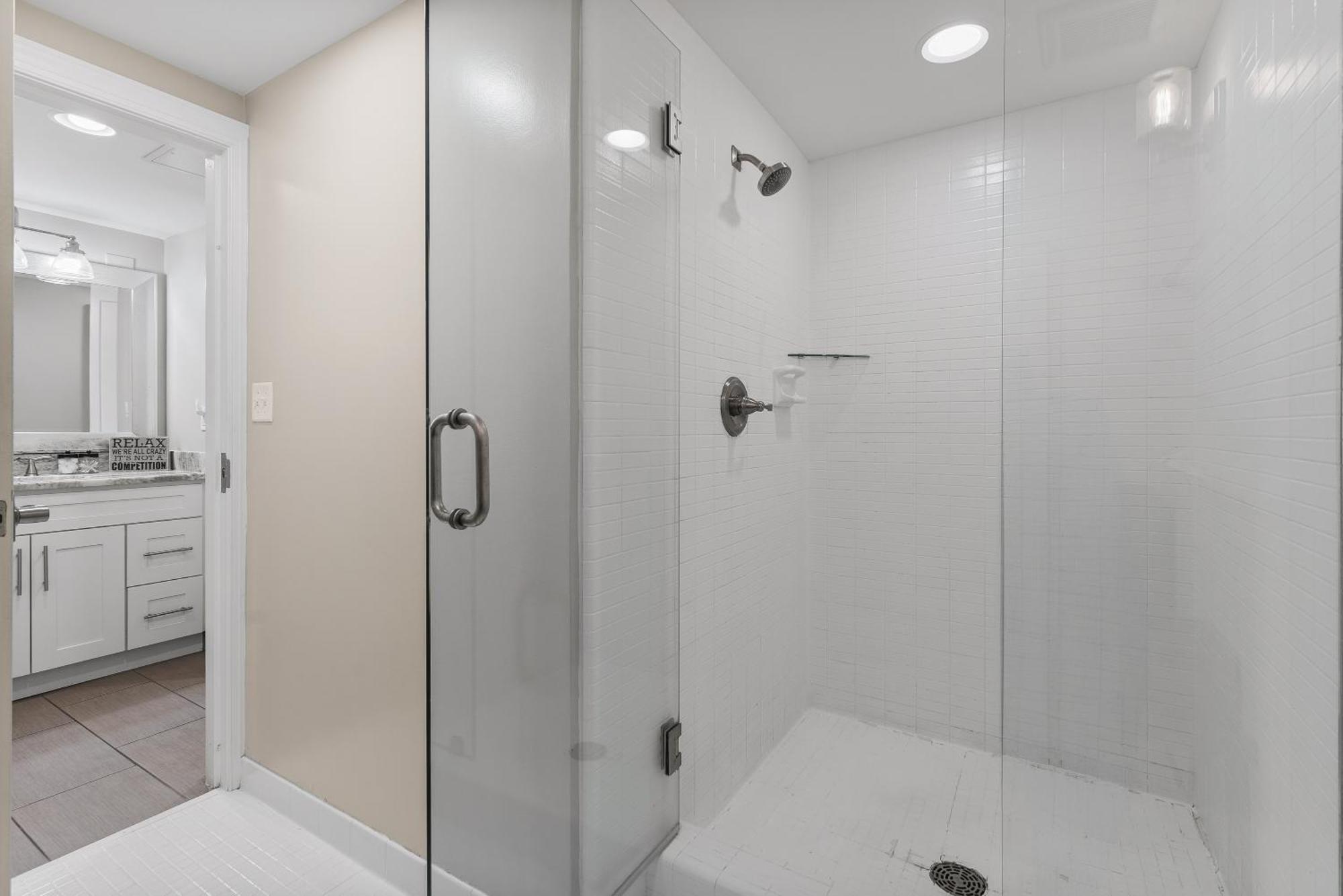 On Famous Music Row - Pool, Parking, Walk To Bars Holiday home