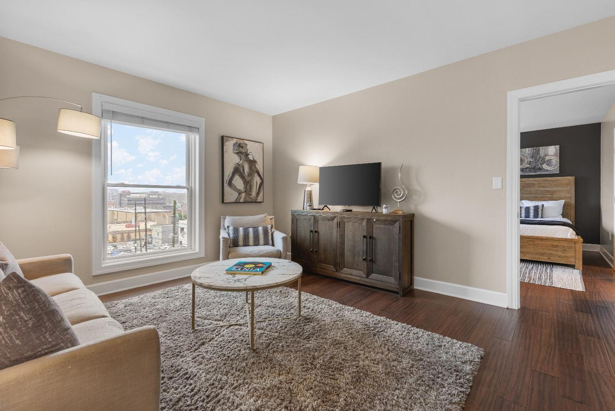 On Famous Music Row - Pool, Parking, Walk To Bars Holiday home