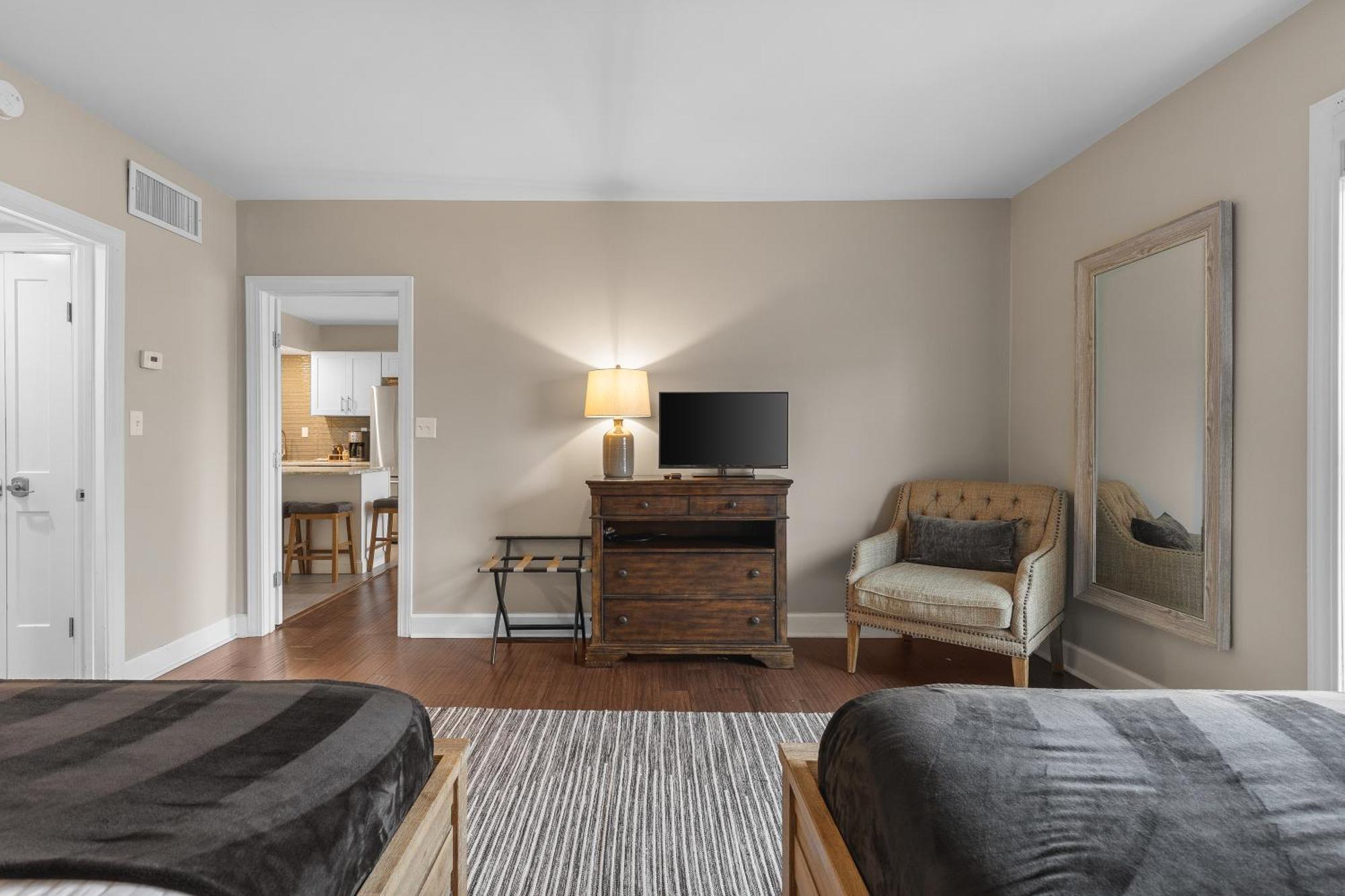 On Famous Music Row - Pool, Parking, Walk To Bars Holiday home Nashville