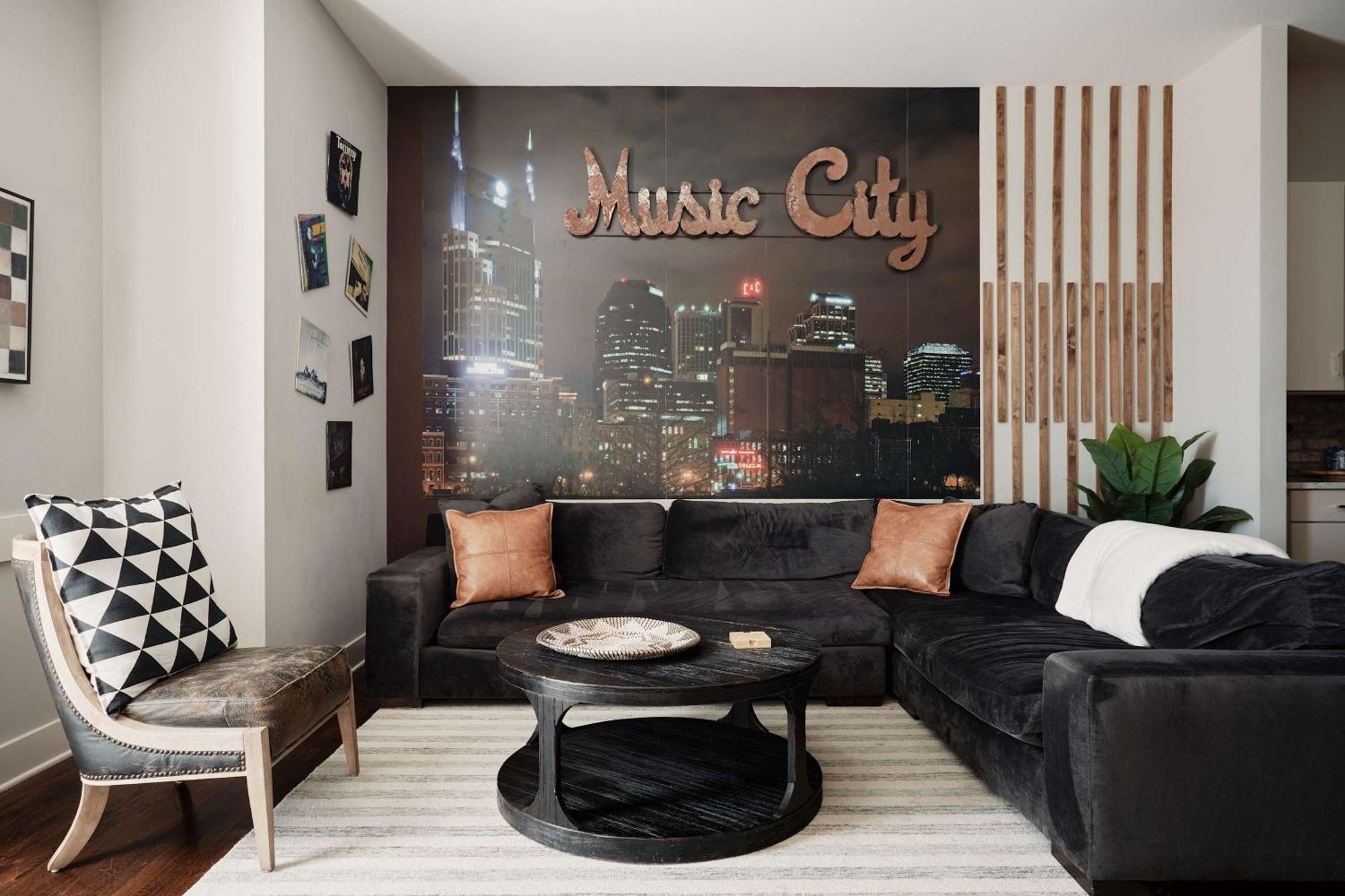 Chic 3bd, Rooftop, Game Room, 10 Min To Broadway, Garage, Ping Pong, Karaoke, Axe Throwing, Shuffleboard, 10 Mins To Broadway, 5 Mins To Five Points, Perfect For Bachelors Or Bachelorettes, 24 Hr Hospitality