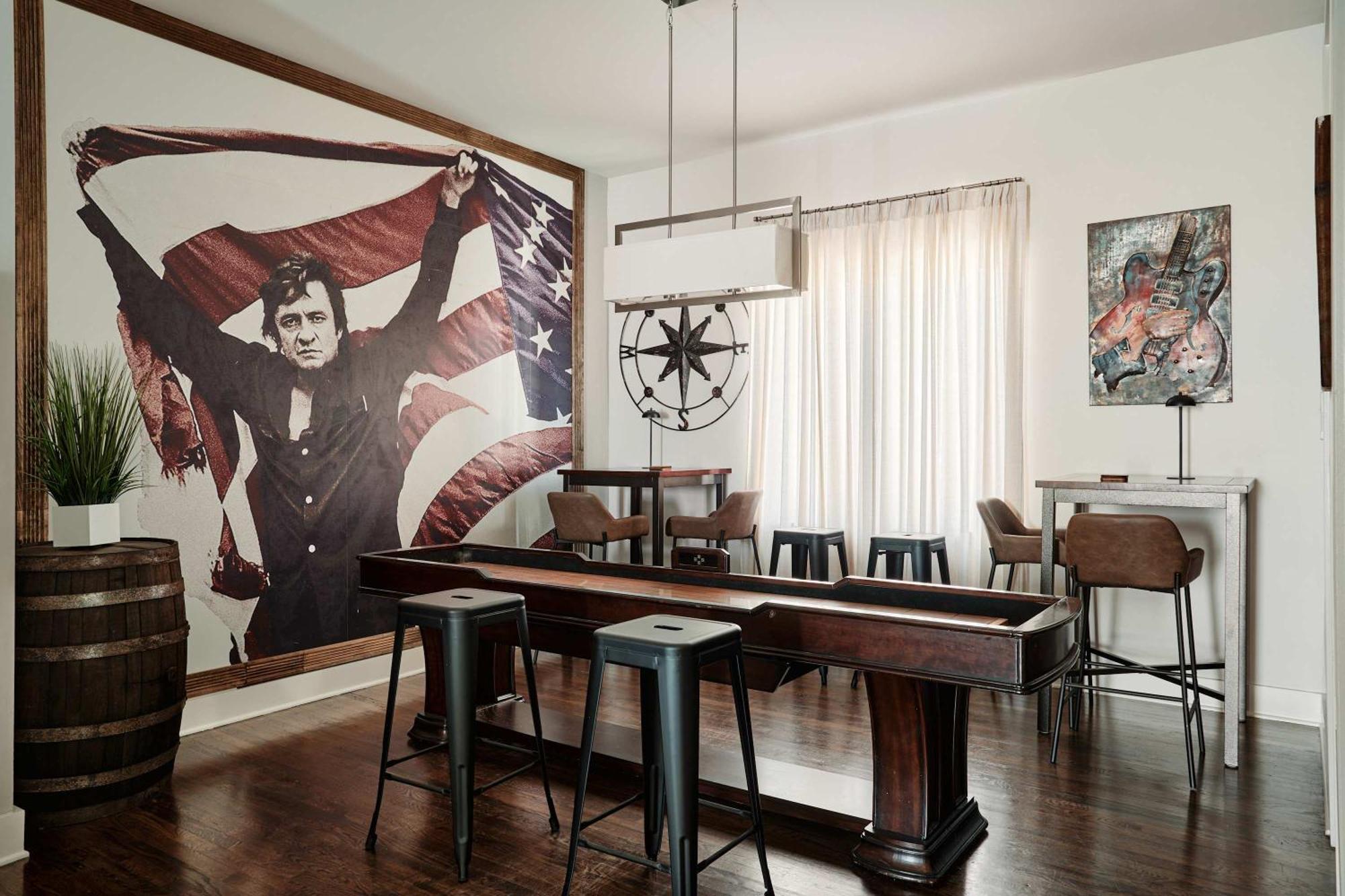 Chic 3bd, Rooftop, Game Room, 10 Min To Broadway, Garage, Ping Pong, Karaoke, Axe Throwing, Shuffleboard, 10 Mins To Broadway, 5 Mins To Five Points, Perfect For Bachelors Or Bachelorettes, 24 Hr Hospitality