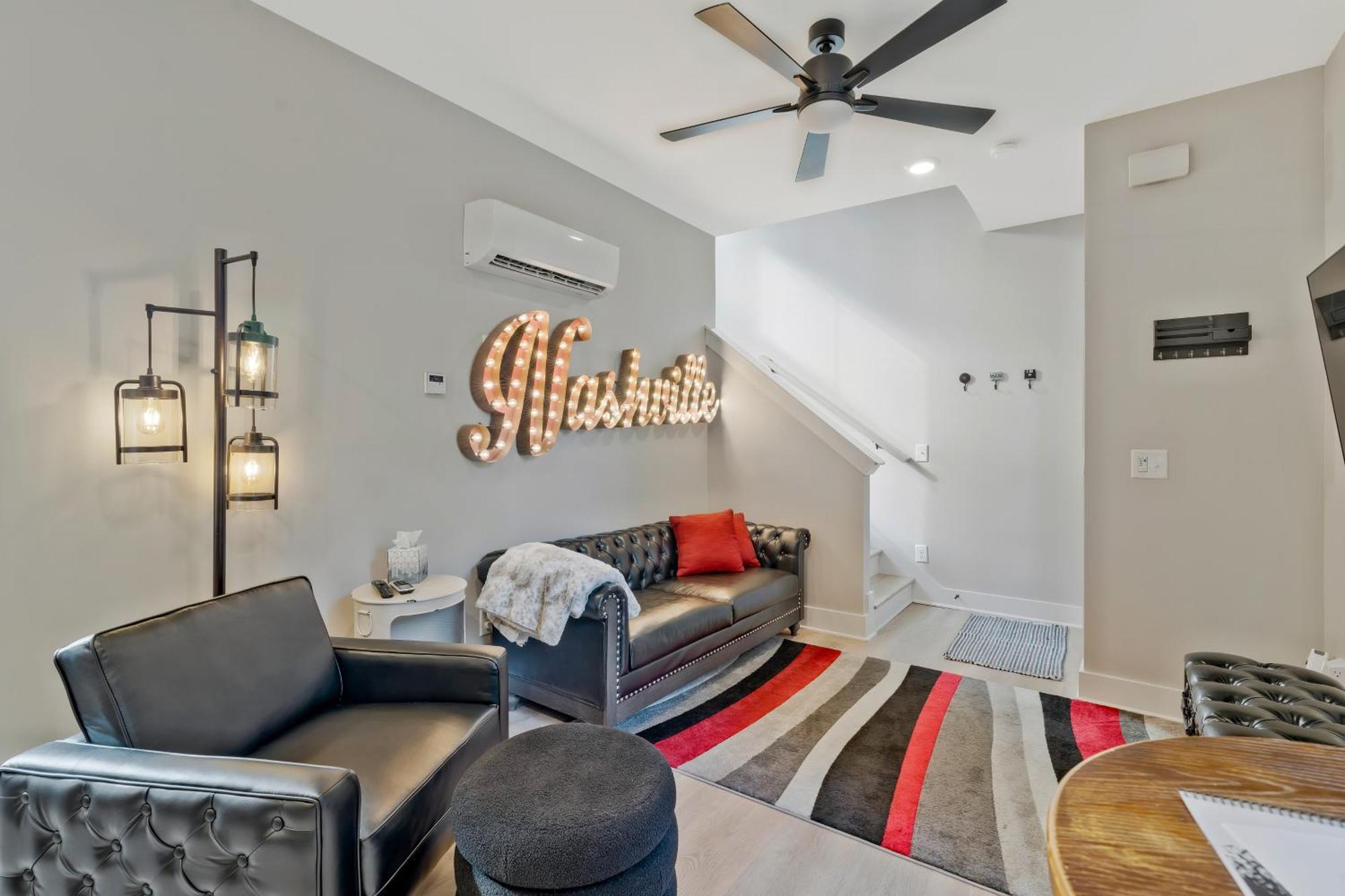 10 Min Drive Downtown, Roof Deck, Pet Friendly Holiday home