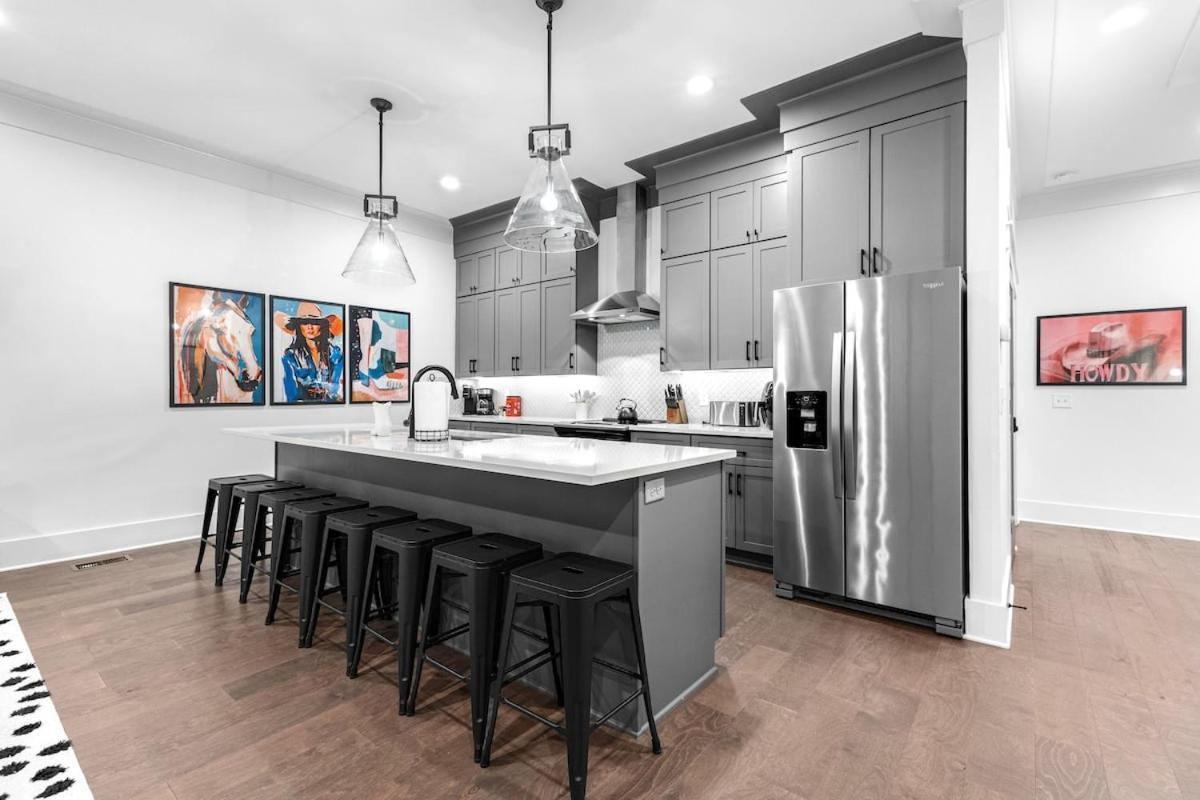 14 Bed Luxe Retreat With Game & Perfect For Large Groups! *