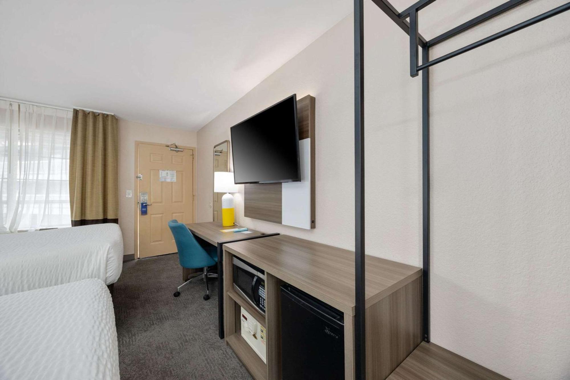 Comfort Downtown - Music City Center 3*