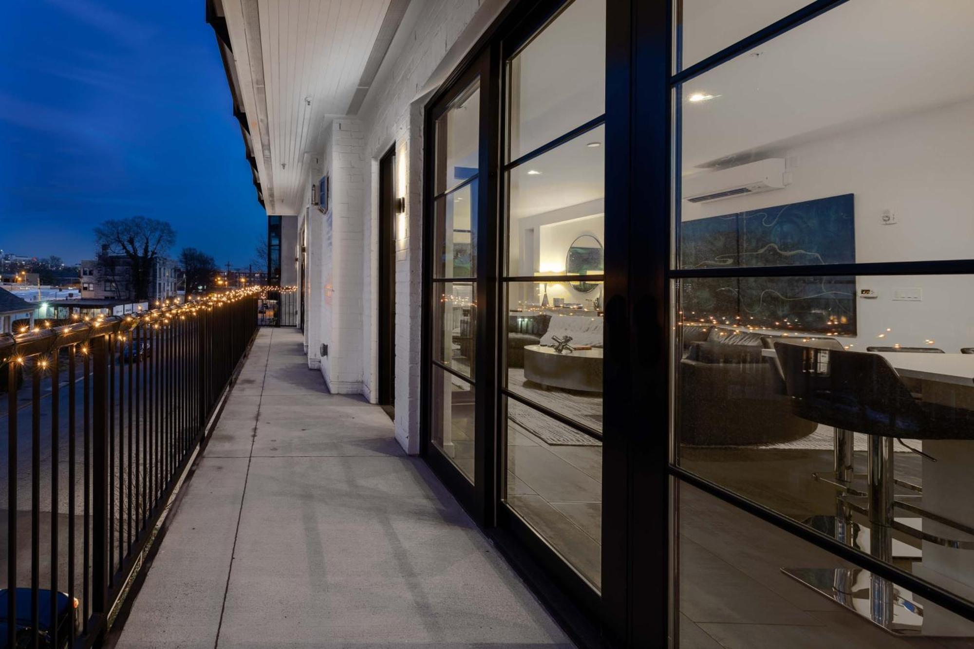 121 Floor 2 Buyout By Avantstay Entire Second Floor Buyout Of 121 Sleeps 18 Hotel