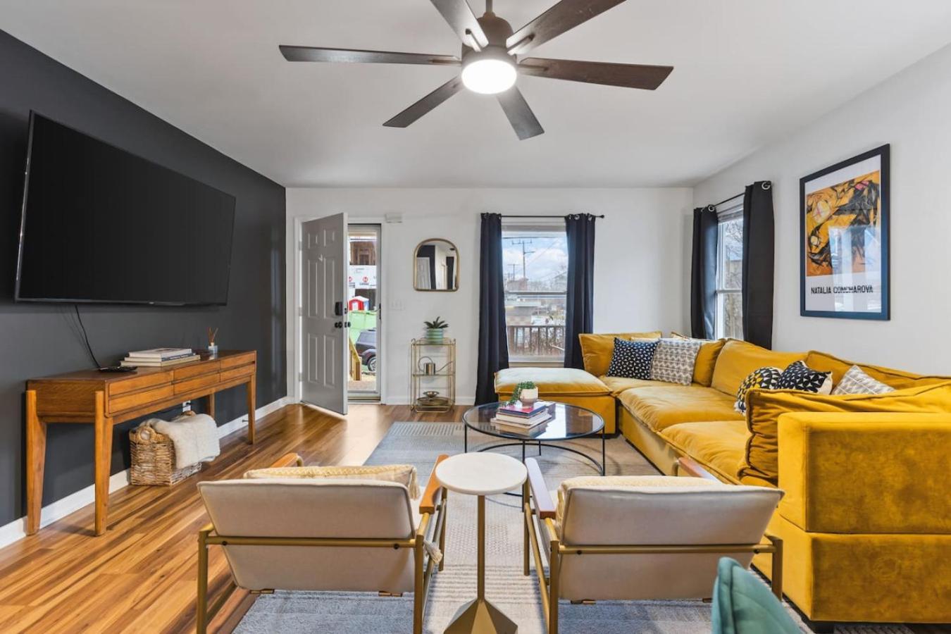 Pool Table Walk To Downtown Bars And Farmers Market Holiday home